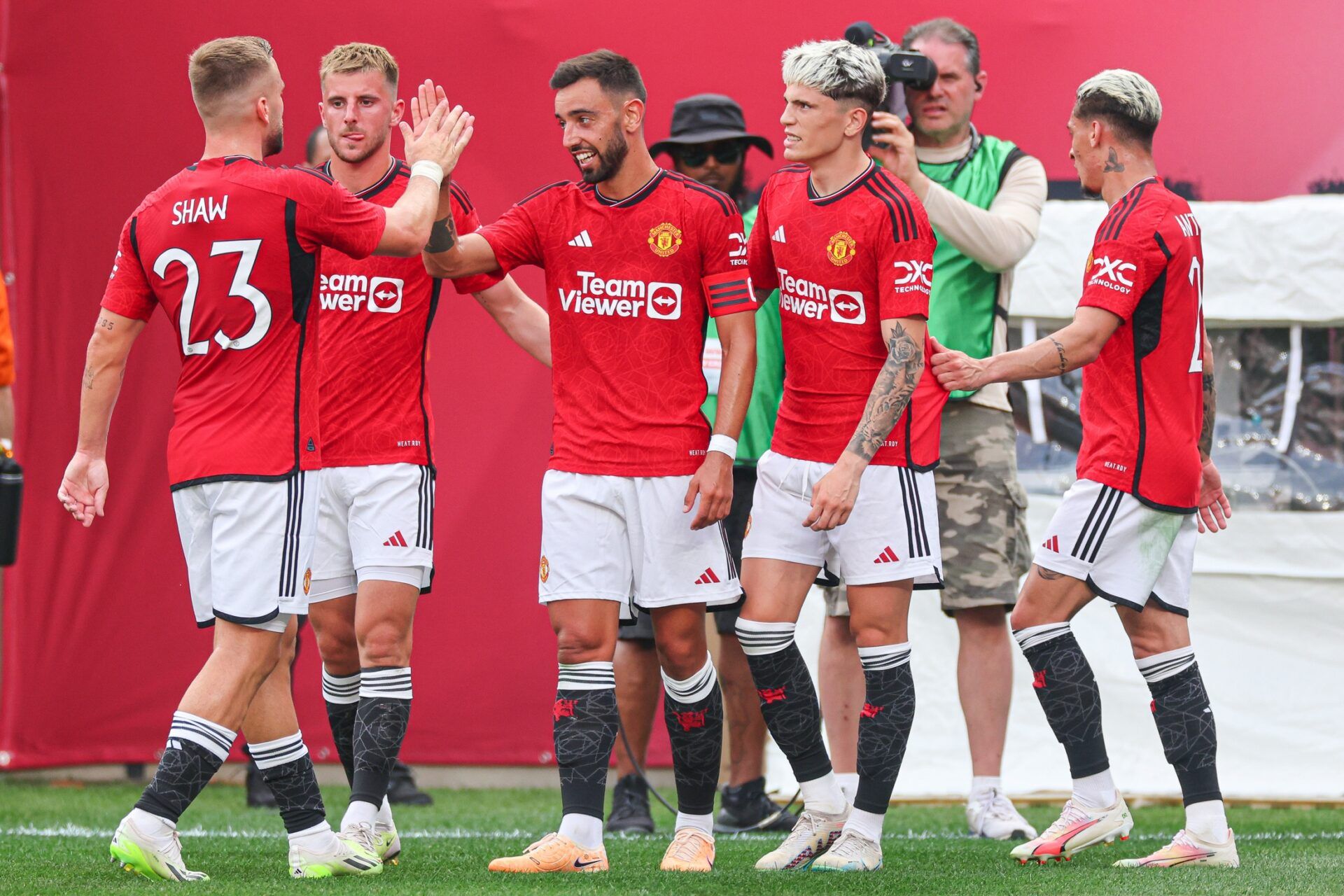 Manchester United midfielder Bruno Fernandes (8) celebrates his goal with teammates during the first half against Arsenal at MetLife Stadium.