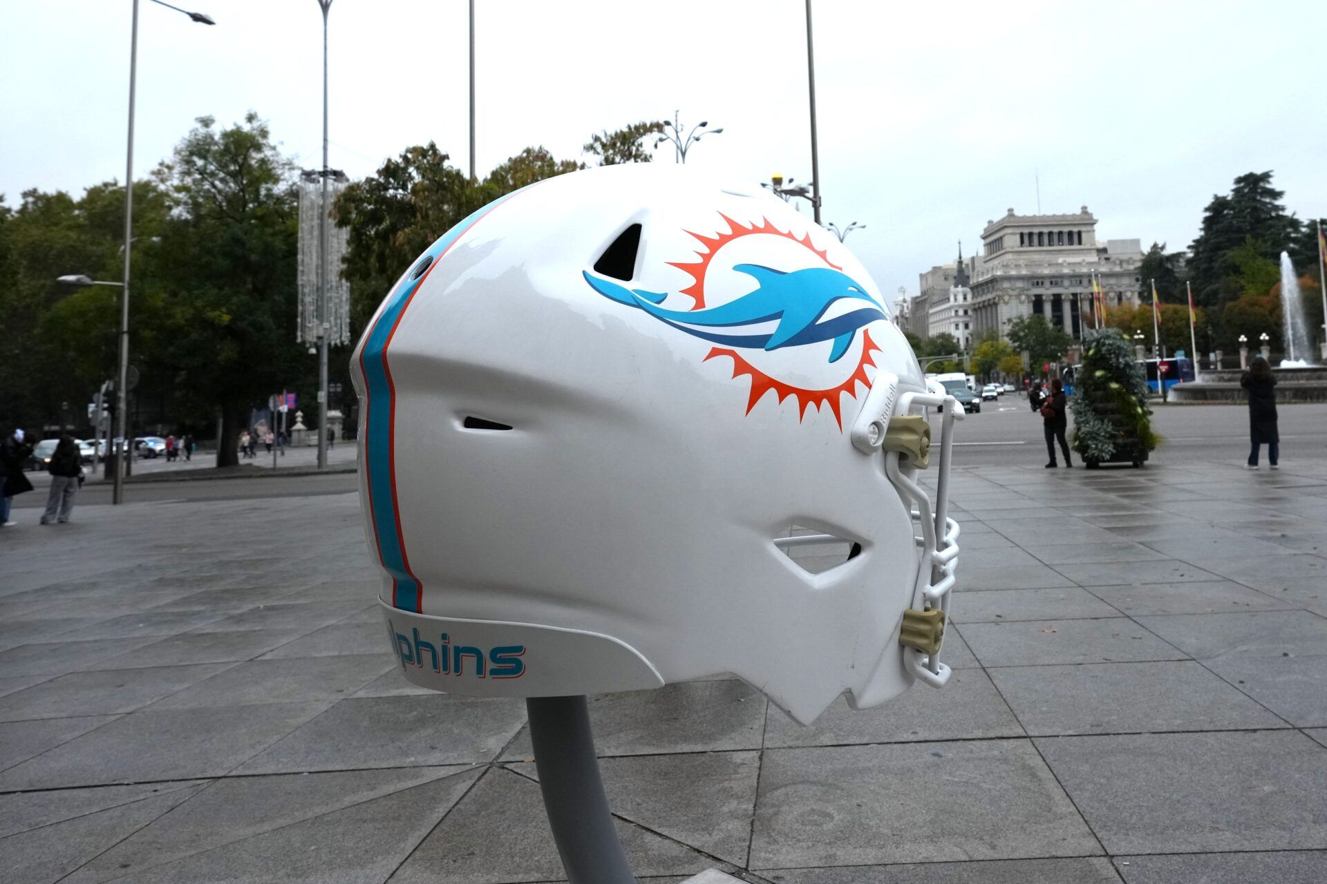 A large Miami Dolphins helmet at the Palacio de Cibellas.