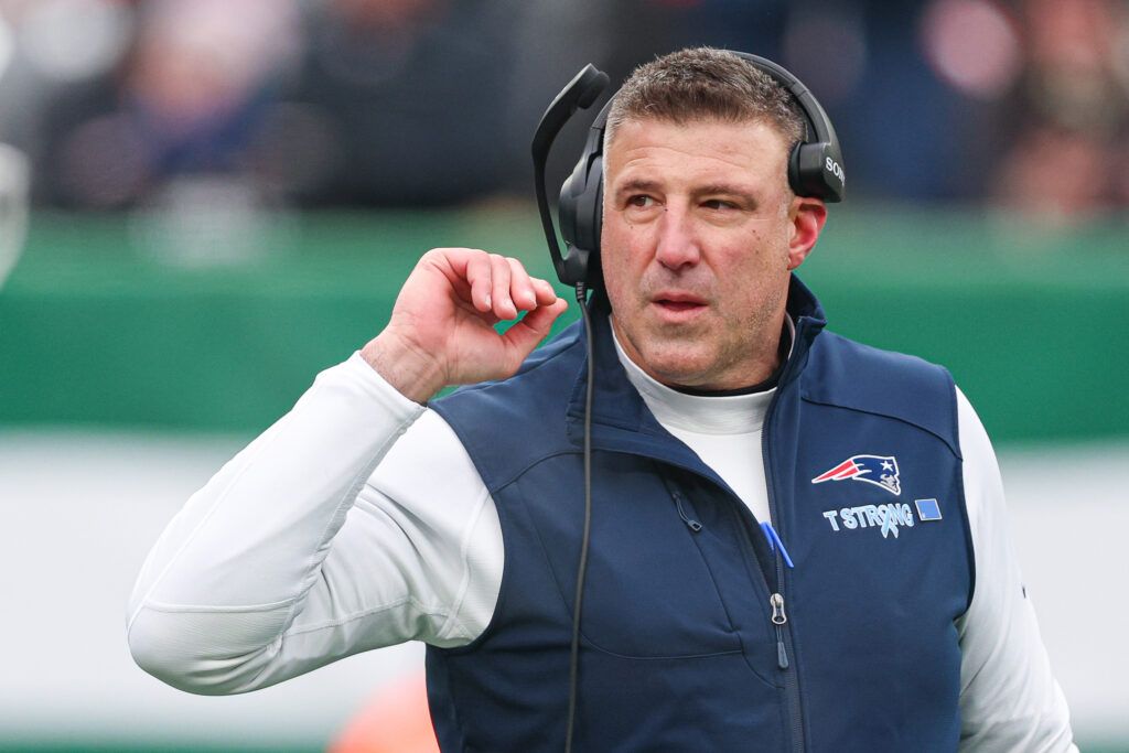 Mike Vrabel’s Gamesmanship on Display As Patriots Sign Recently-Cut Texans Player Ahead of Playoff Clash