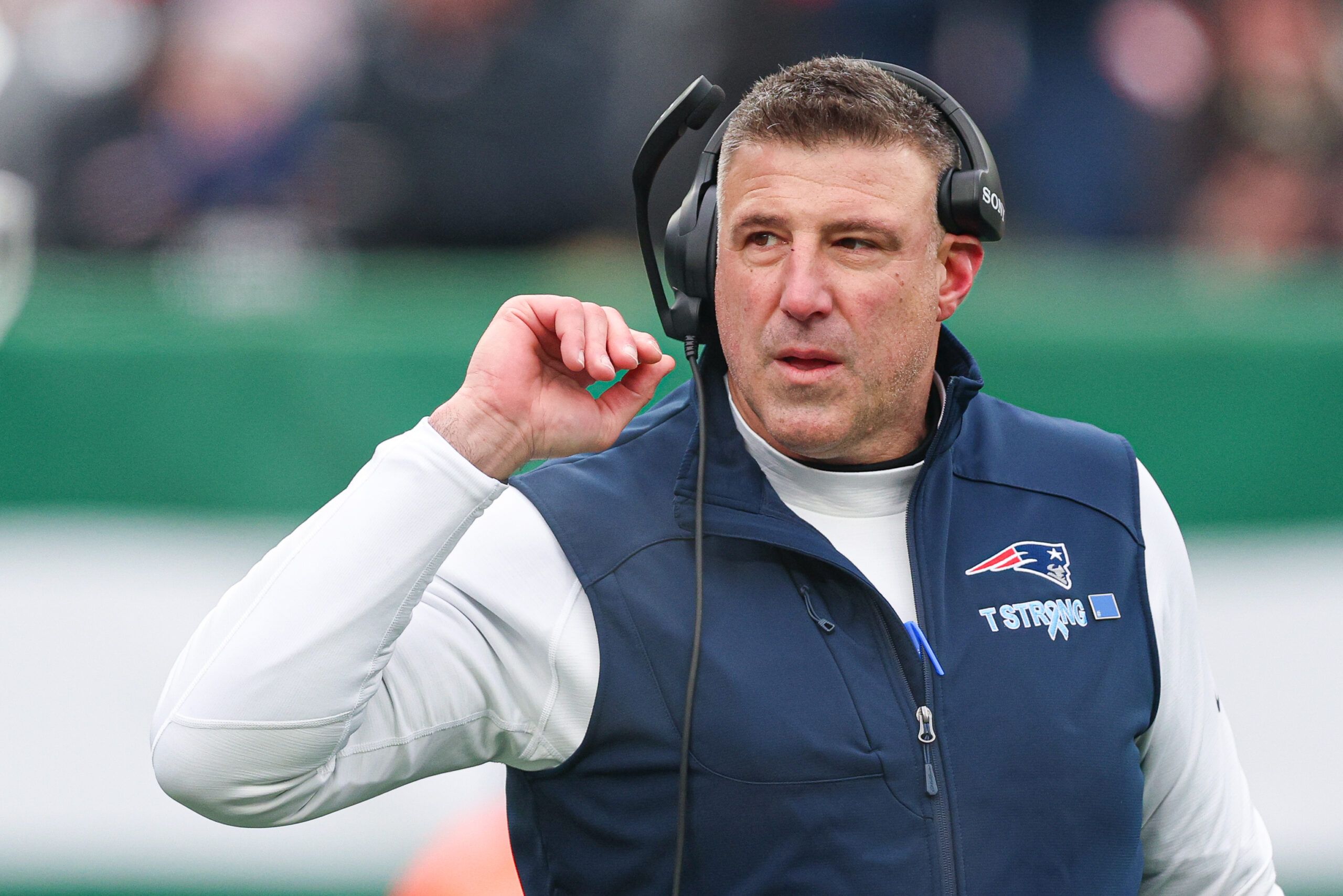 New England Patriots head coach Mike Vrabel looks on during the first half against the New York Jets at MetLife Stadium.