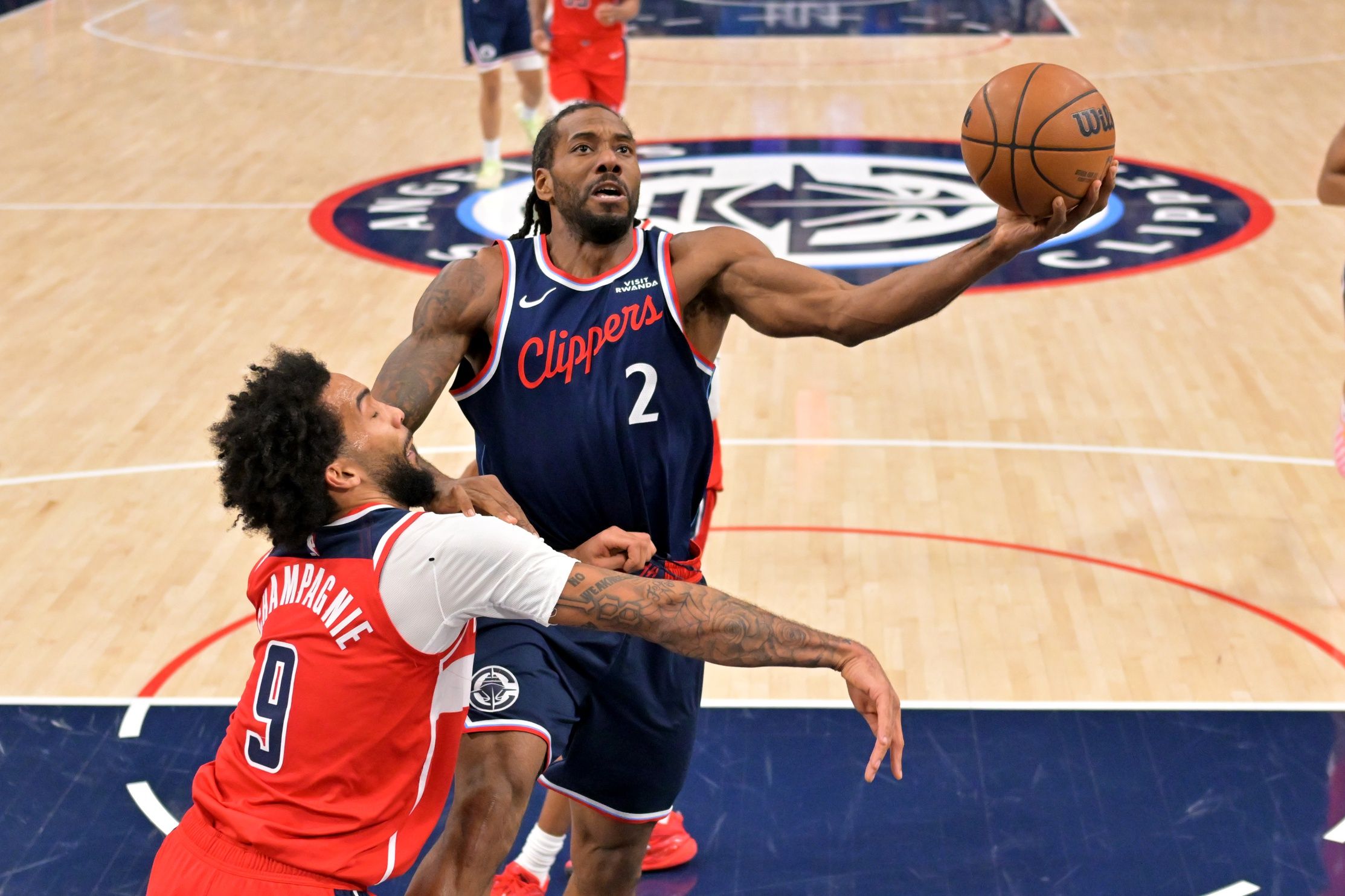Los Angeles Clippers forward Kawhi Leonard (2) drives to the basket past Washington Wizards forward Justin Champagnie (9) in the first half at Intuit Dome.