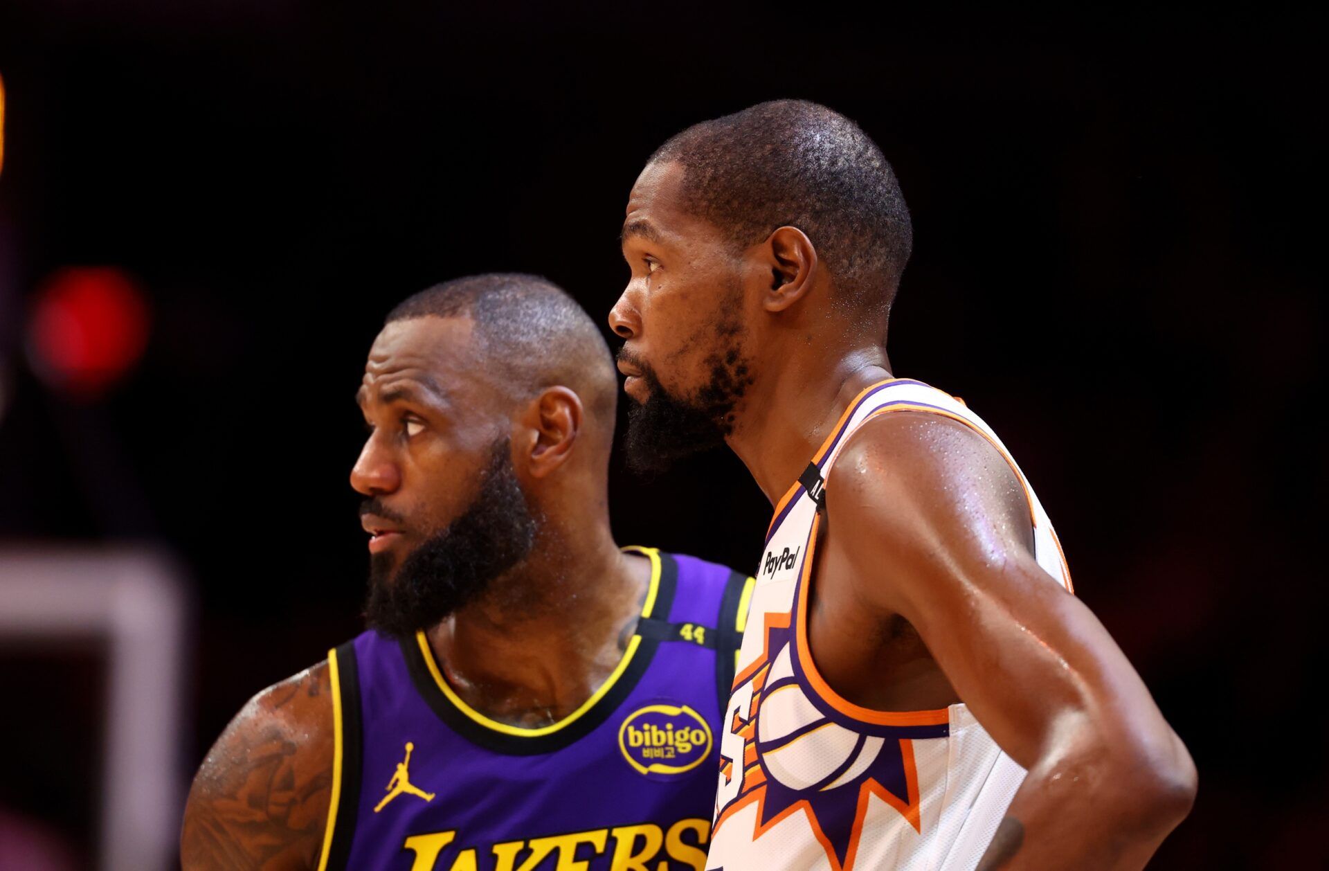 Los Angeles Lakers forward LeBron James (23) against Phoenix Suns forward Kevin Durant (35) at Footprint Center.