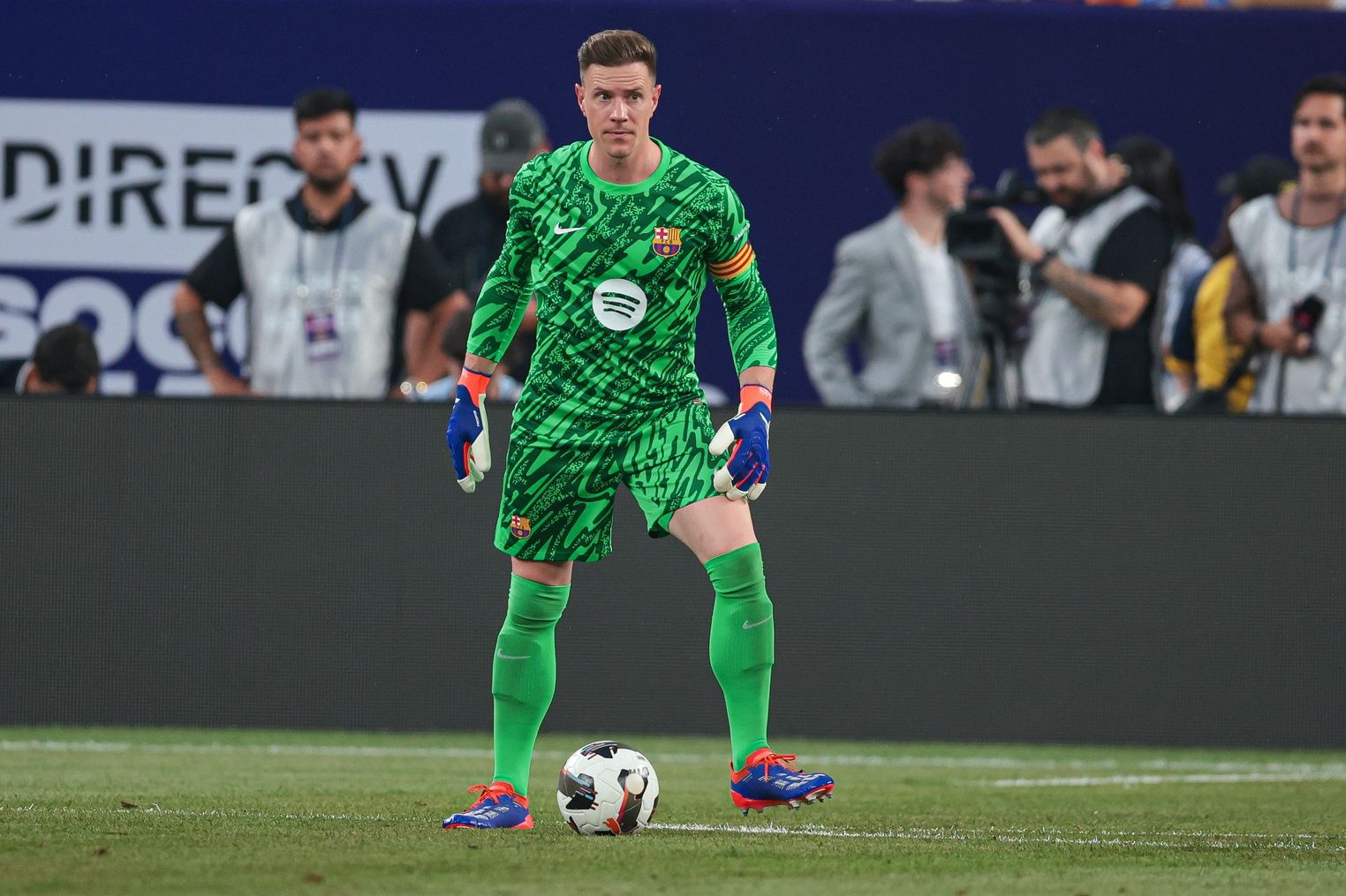 Barcelona goalkeeper Marc-Andre ter Stegen (1) controls the ball during the first half during an international friendly against Real Madrid at MetLife Stadium.