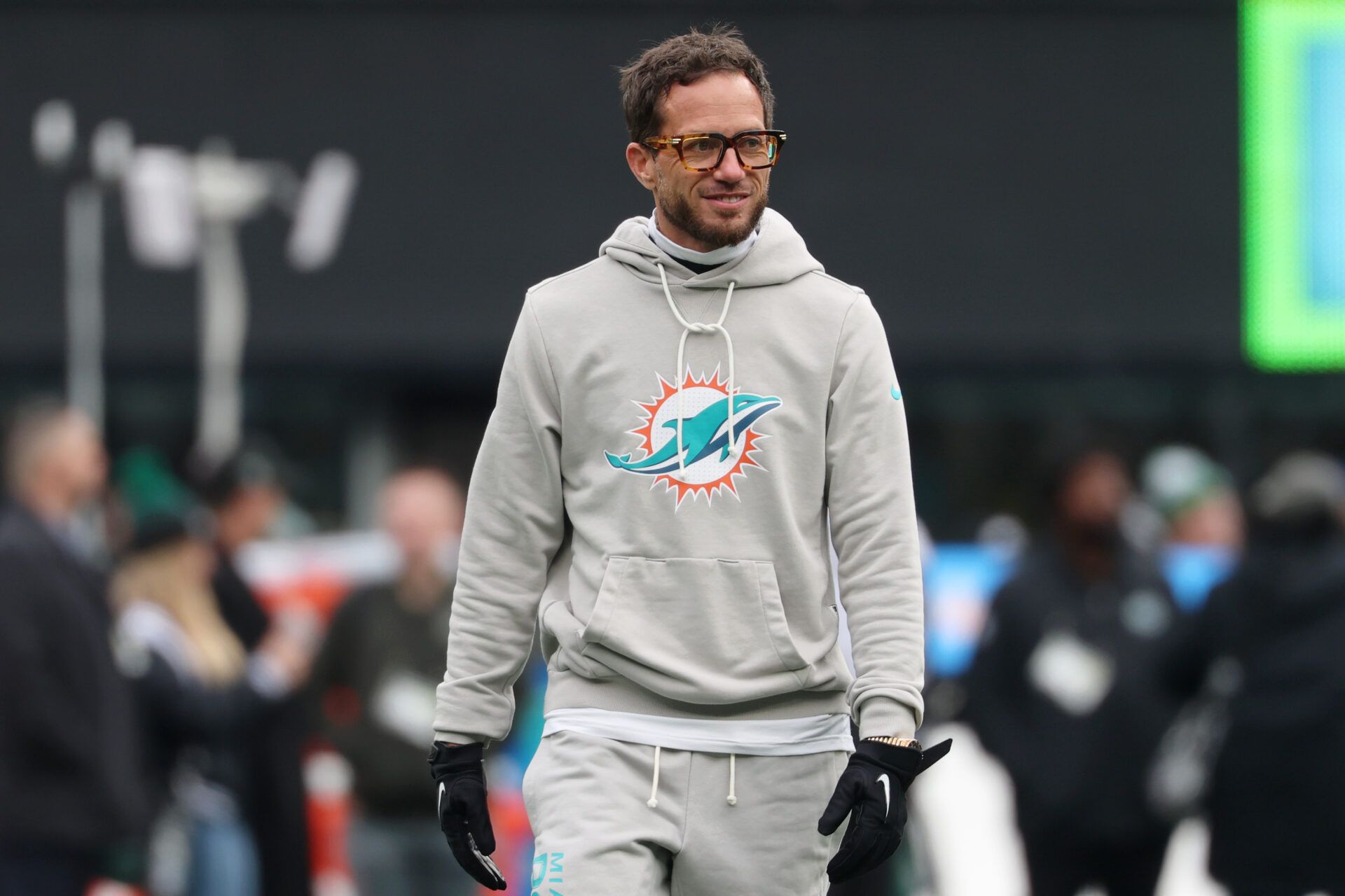 Miami Dolphins head coach Mike McDaniel looks on during warmups before the game between the Miami Dolphins and New York Jets at MetLife Stadium.