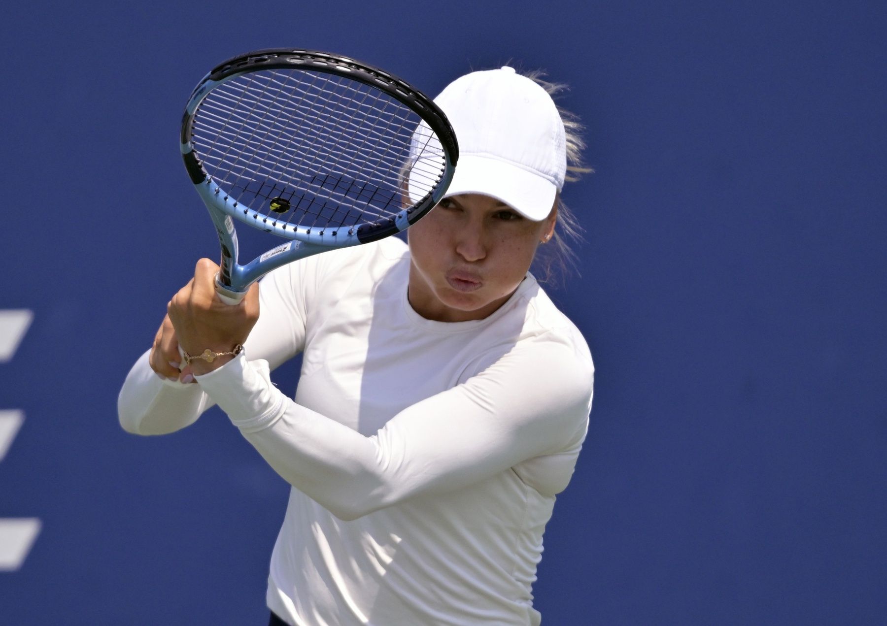 Yulia Putintseva (KAZ) returns the ball against Hanyu Guo (CHN) in first round play at IGA Stadium.