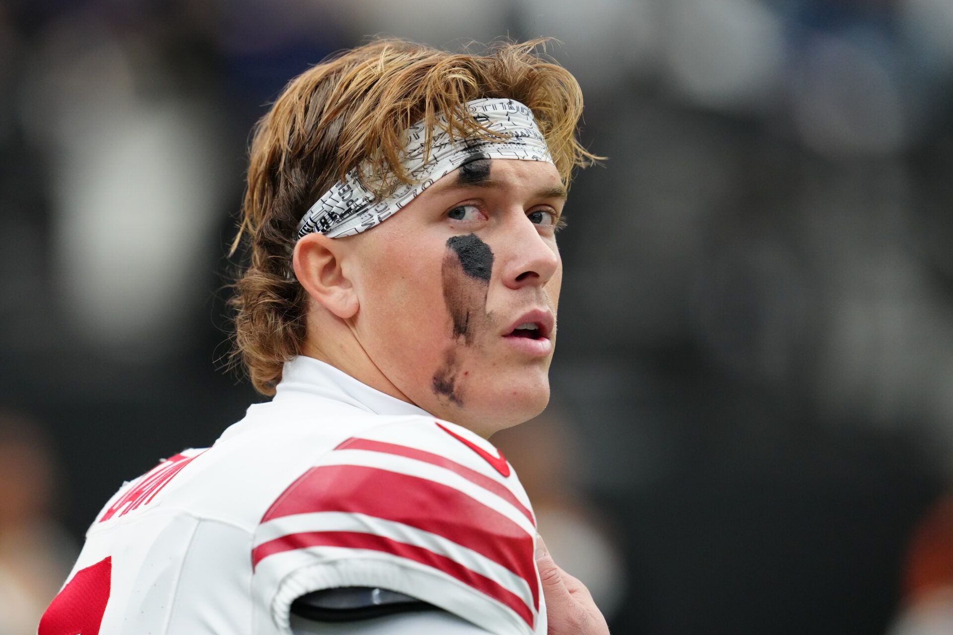 New York Giants quarterback Jaxson Dart (6) looks on during the first quarter against the Las Vegas Raiders at Allegiant Stadium.