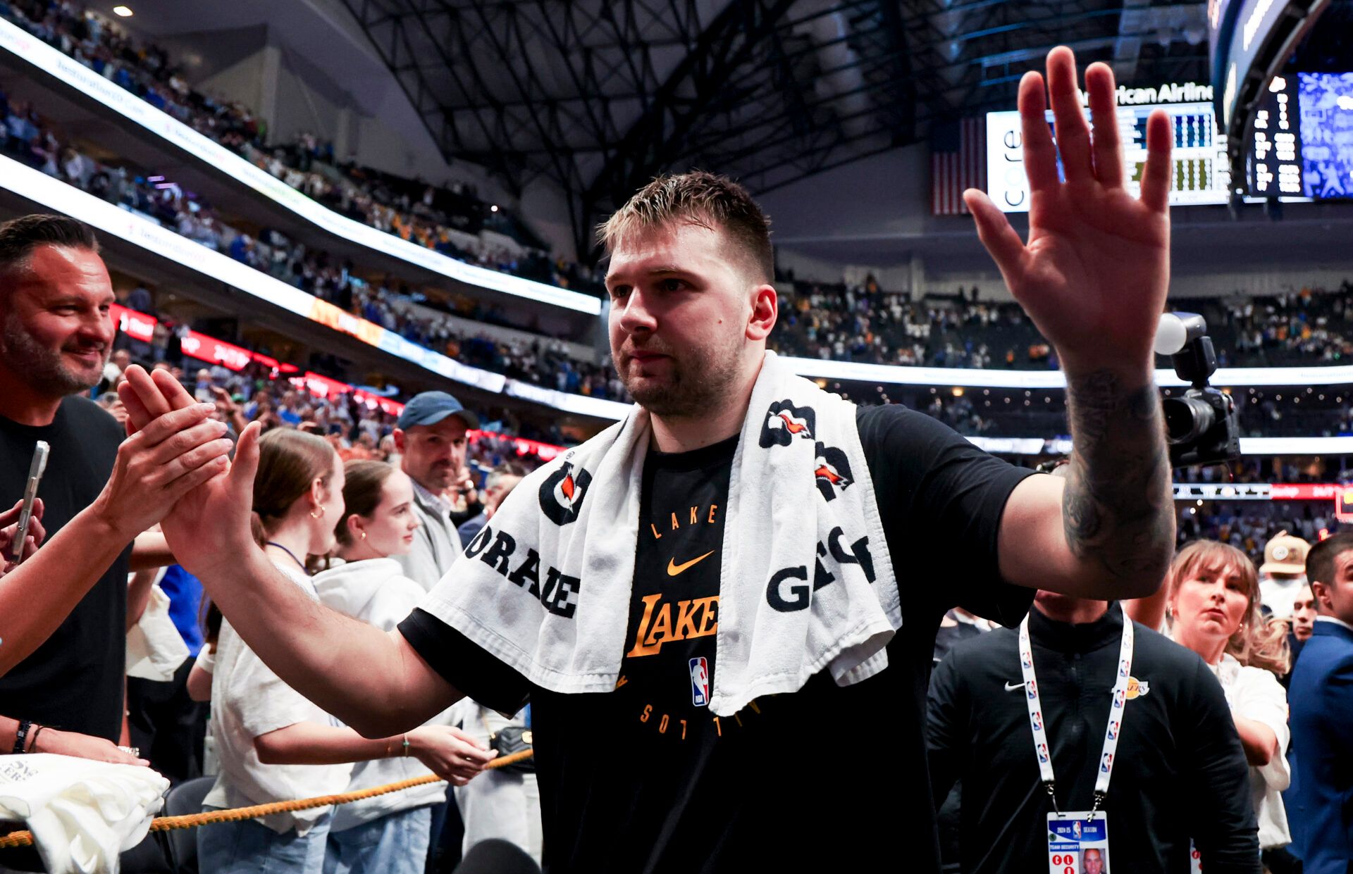 Los Angeles Lakers guard Luka Doncic (77) waves to fans after the game against the Dallas Mavericks at American Airlines Center.