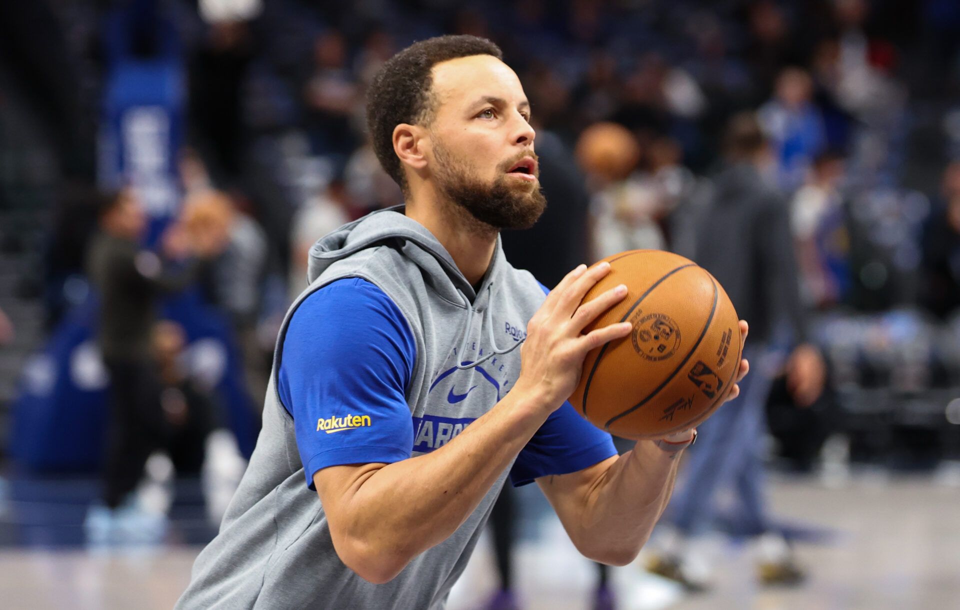 Golden State Warriors guard Stephen Curry (30) warms up before the game against the Dallas Mavericks at American Airlines Center.