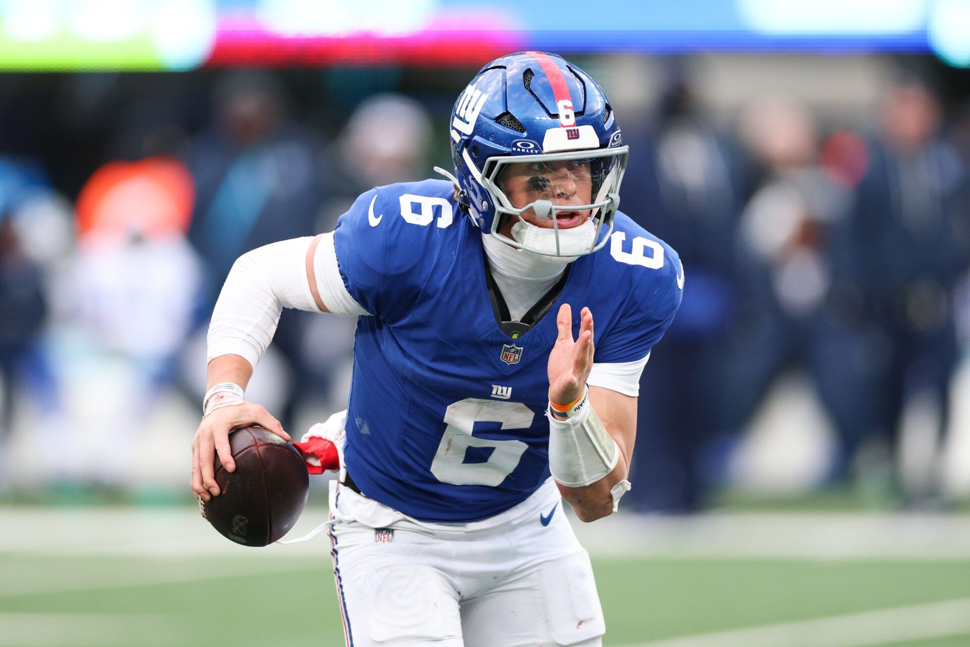New York Giants quarterback Jaxson Dart (6) scrambles during the fourth quarter against the Dallas Cowboys at MetLife Stadium.