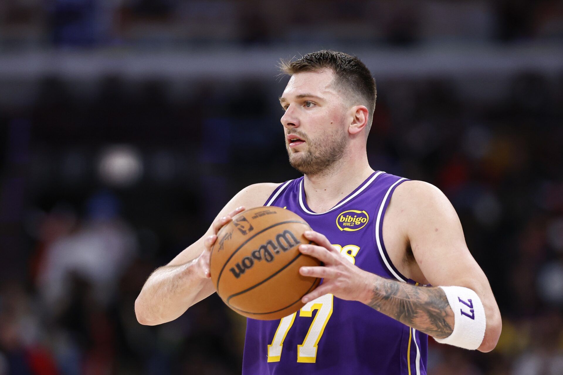 Los Angeles Lakers guard Luka Doncic (77) looks to pass the ball against the Chicago Bulls during the second half at United Center.