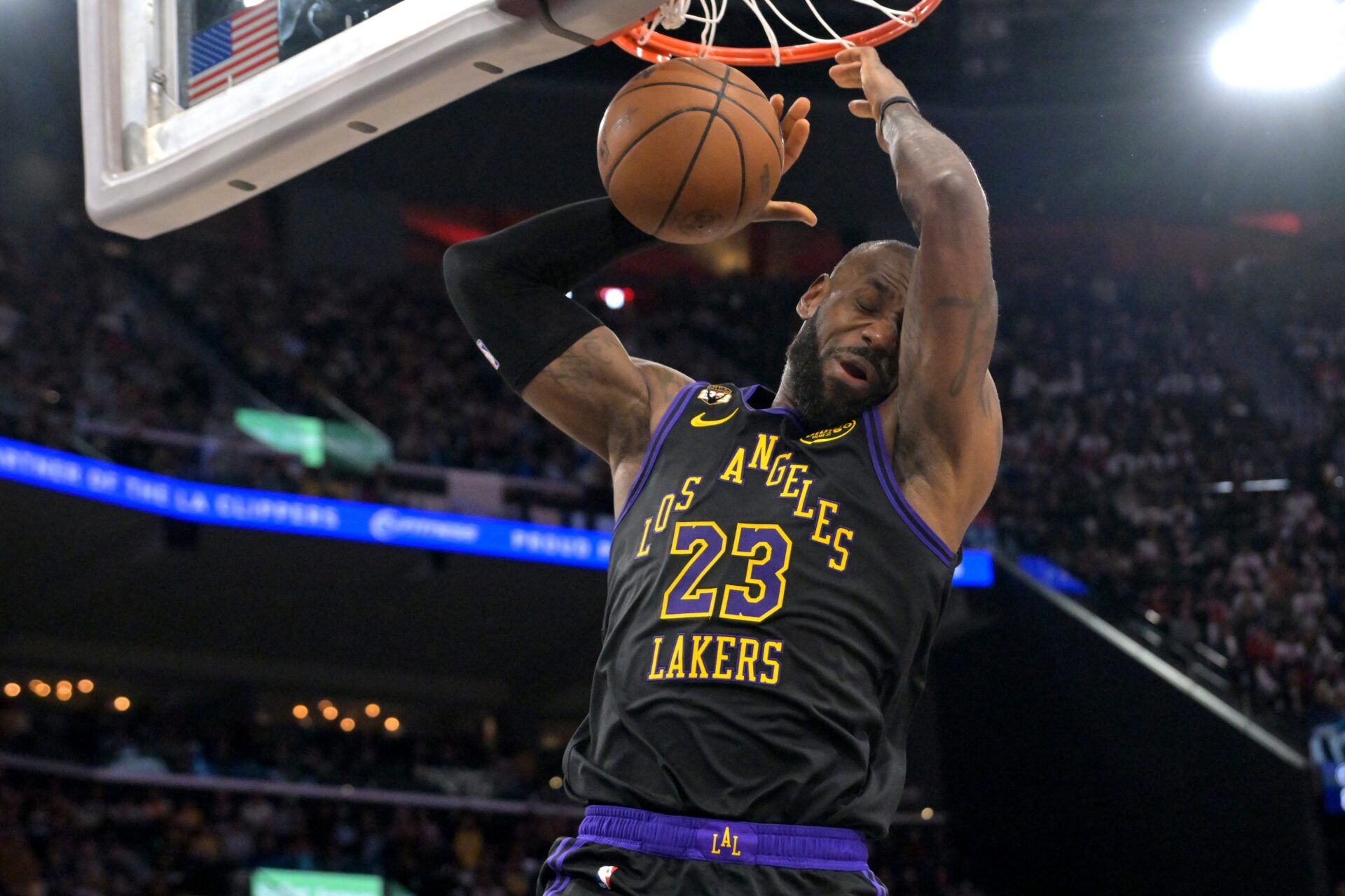Los Angeles Lakers forward LeBron James (23) dunks the ball in the second half against the Los Angeles Clippers at Intuit Dome.