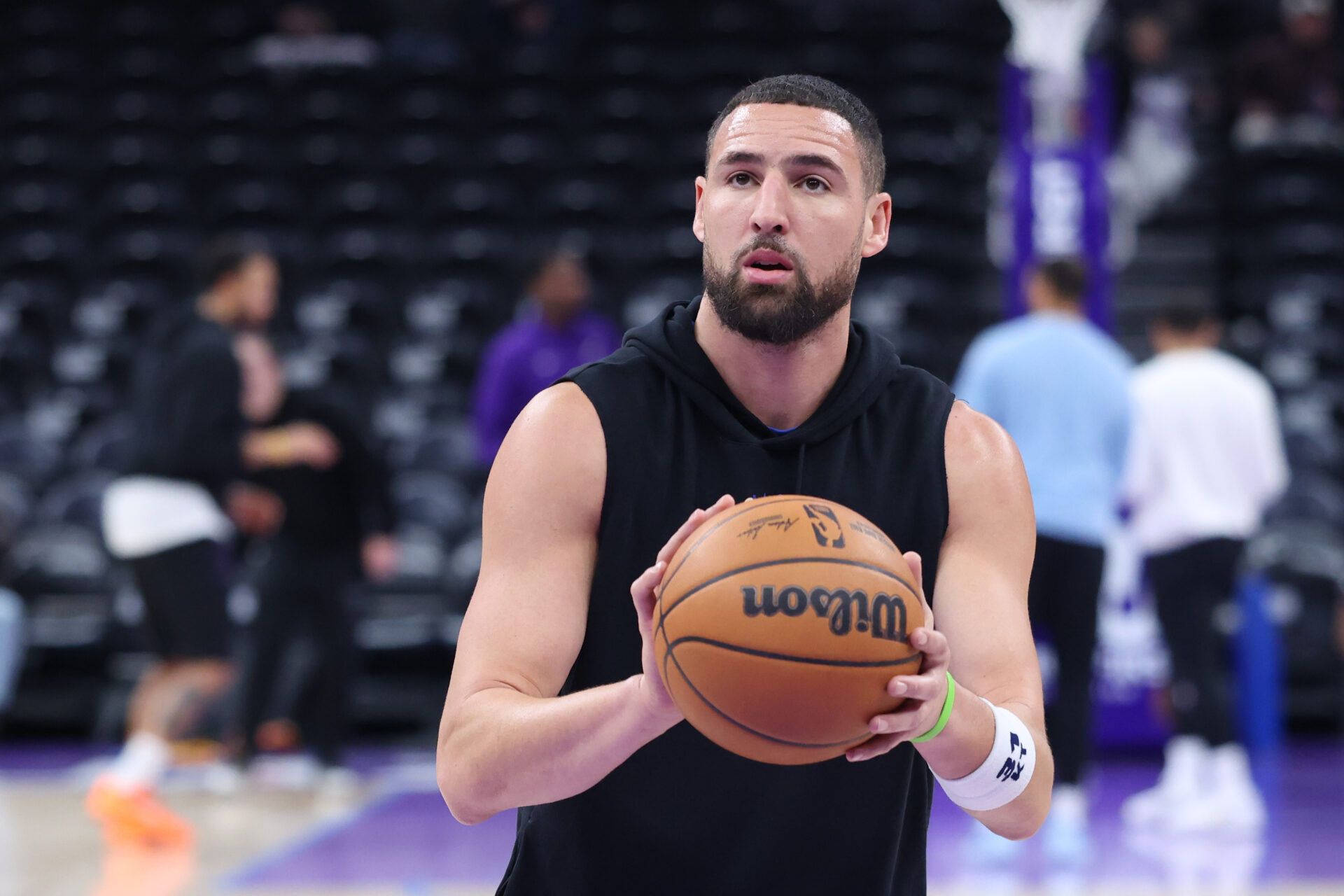 Dallas Mavericks guard Klay Thompson (31) warms up before the game Utah Jazz at Delta Center.