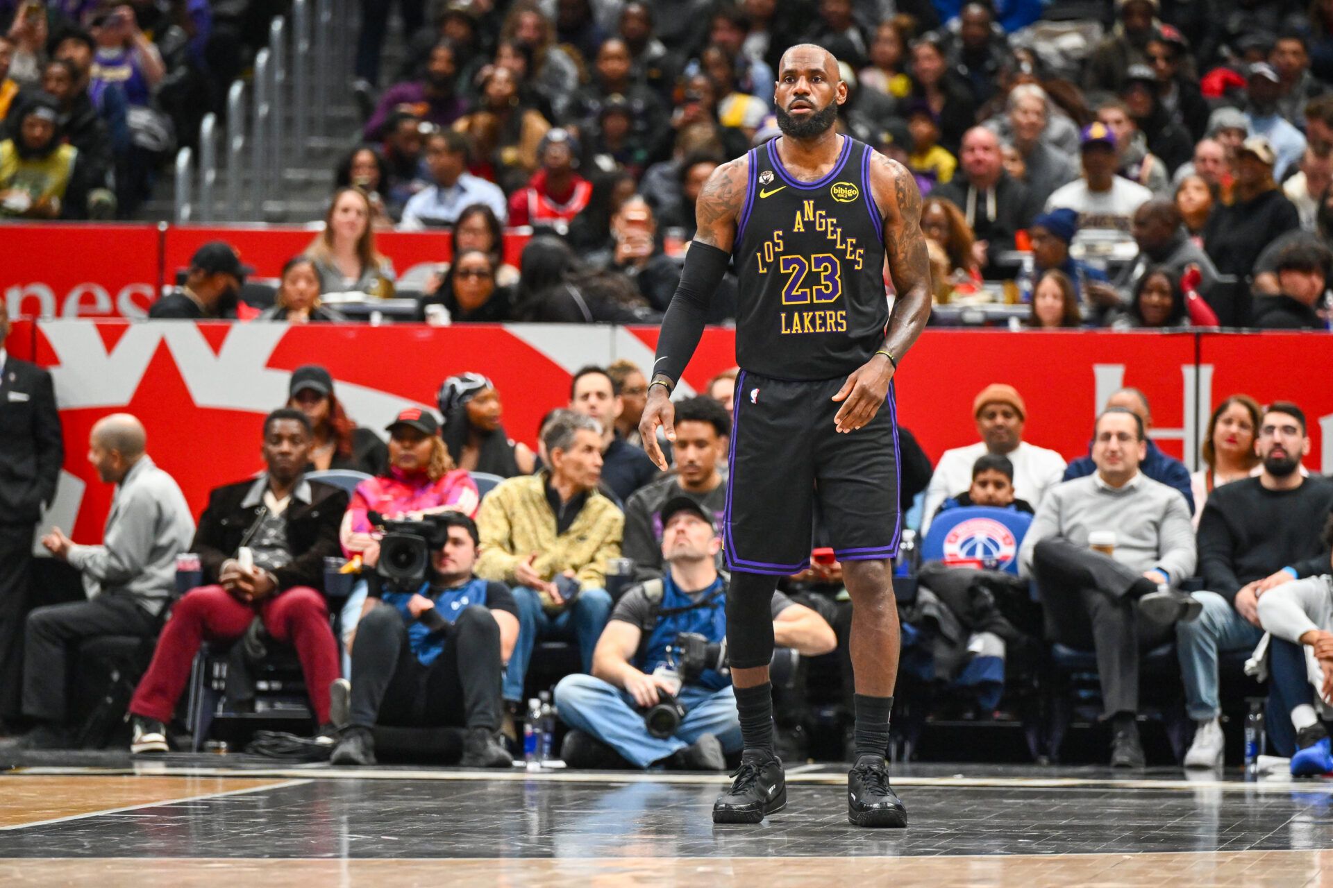 Los Angeles Lakers forward LeBron James (23) on the court against the Washington Wizards during the second half at Capital One Arena.