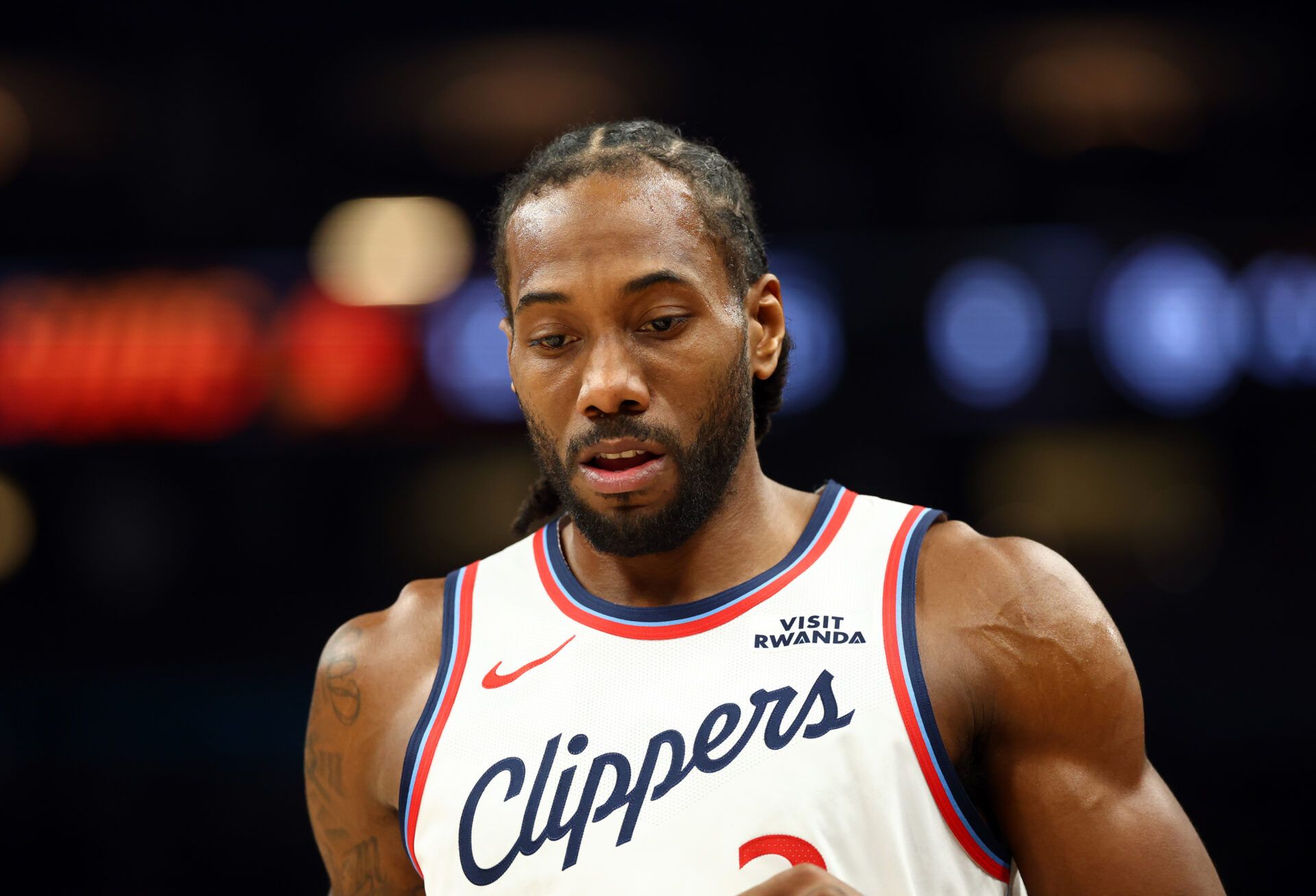 Los Angeles Clippers forward Kawhi Leonard (2) against the Phoenix Suns in the first half at Mortgage Matchup Center.