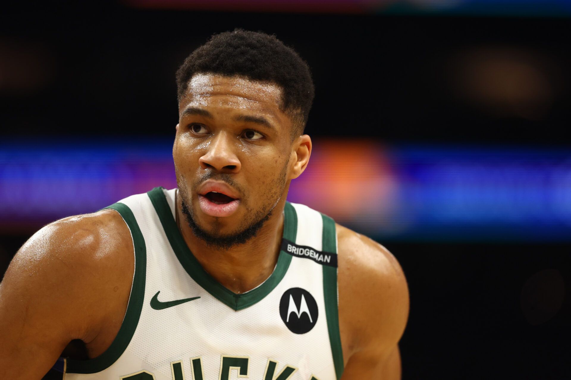Milwaukee Bucks forward Giannis Antetokounmpo (34) against the Phoenix Suns at Footprint Center.