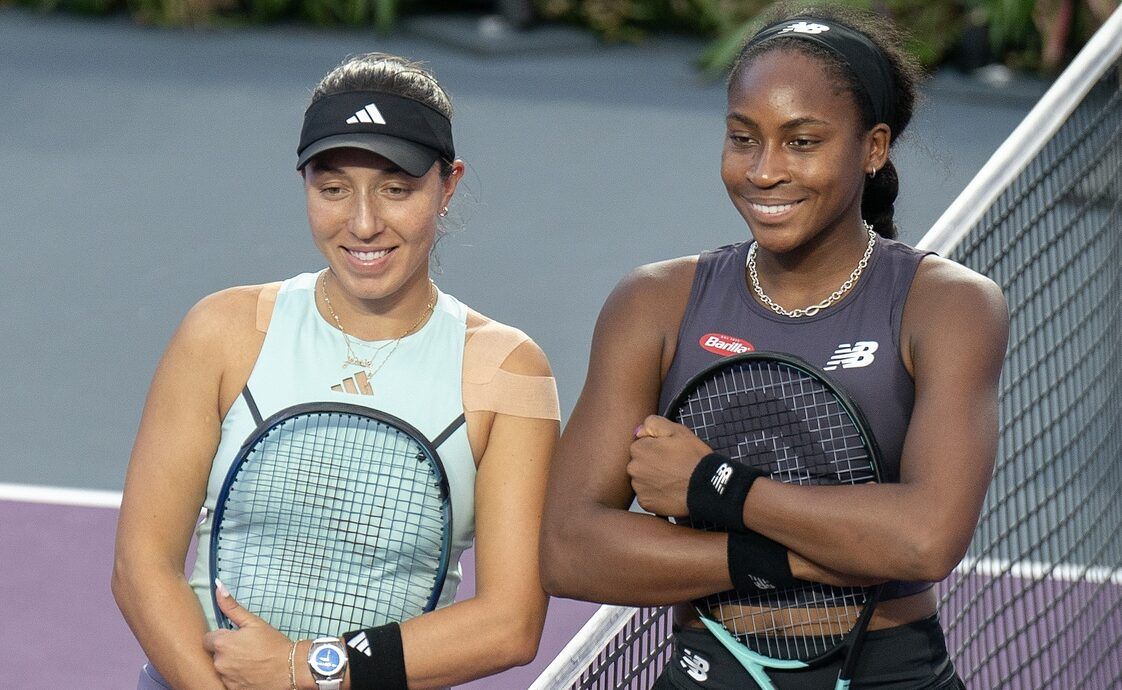 Coco Gauff (USA) and Jessica Pegula (USA) at the net before their match on day seven of the GNP Saguaros WTA Finals Cancun.