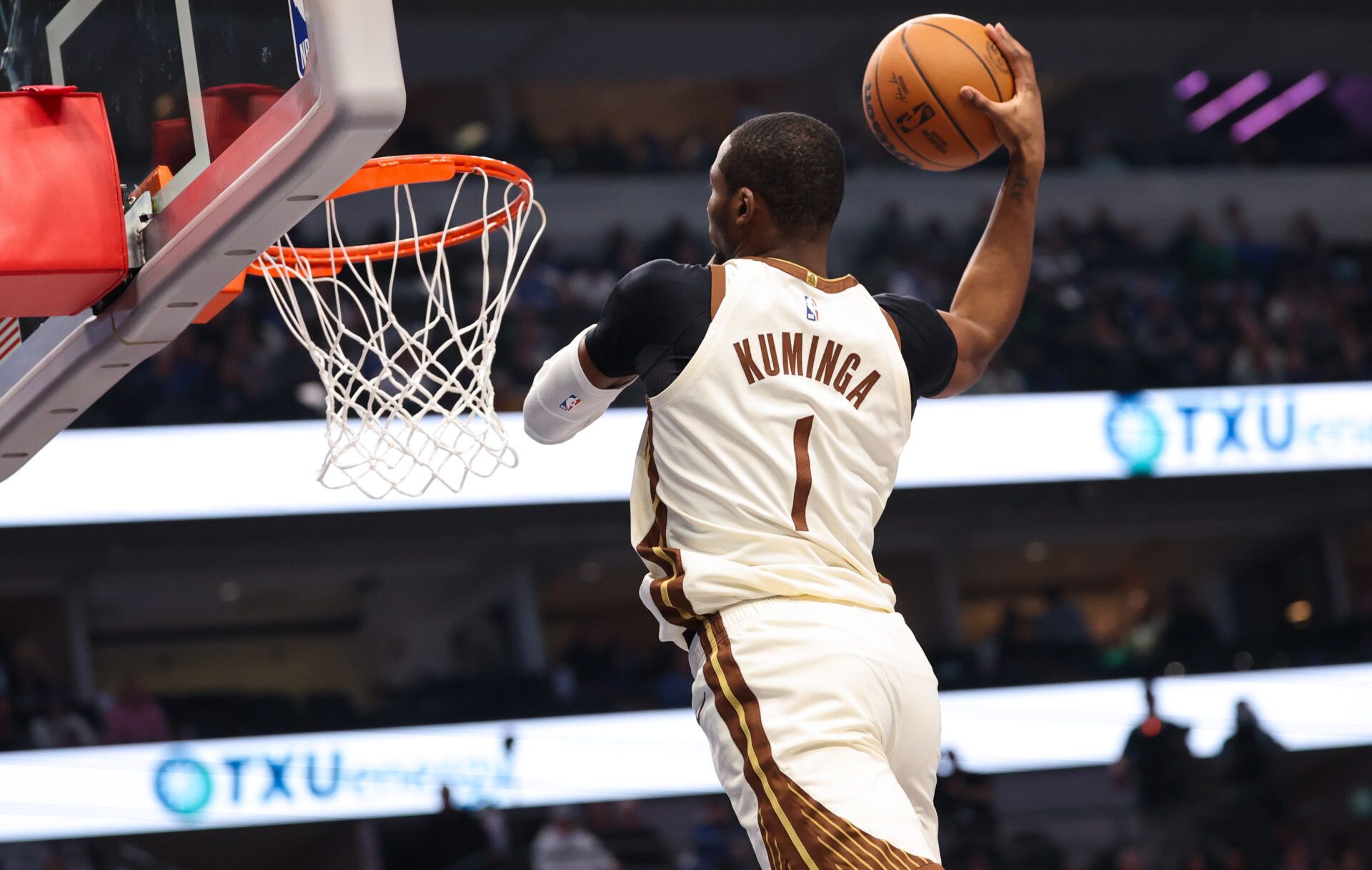 Golden State Warriors forward Jonathan Kuminga (1) dunks against the Dallas Mavericks during the first half at American Airlines Center.