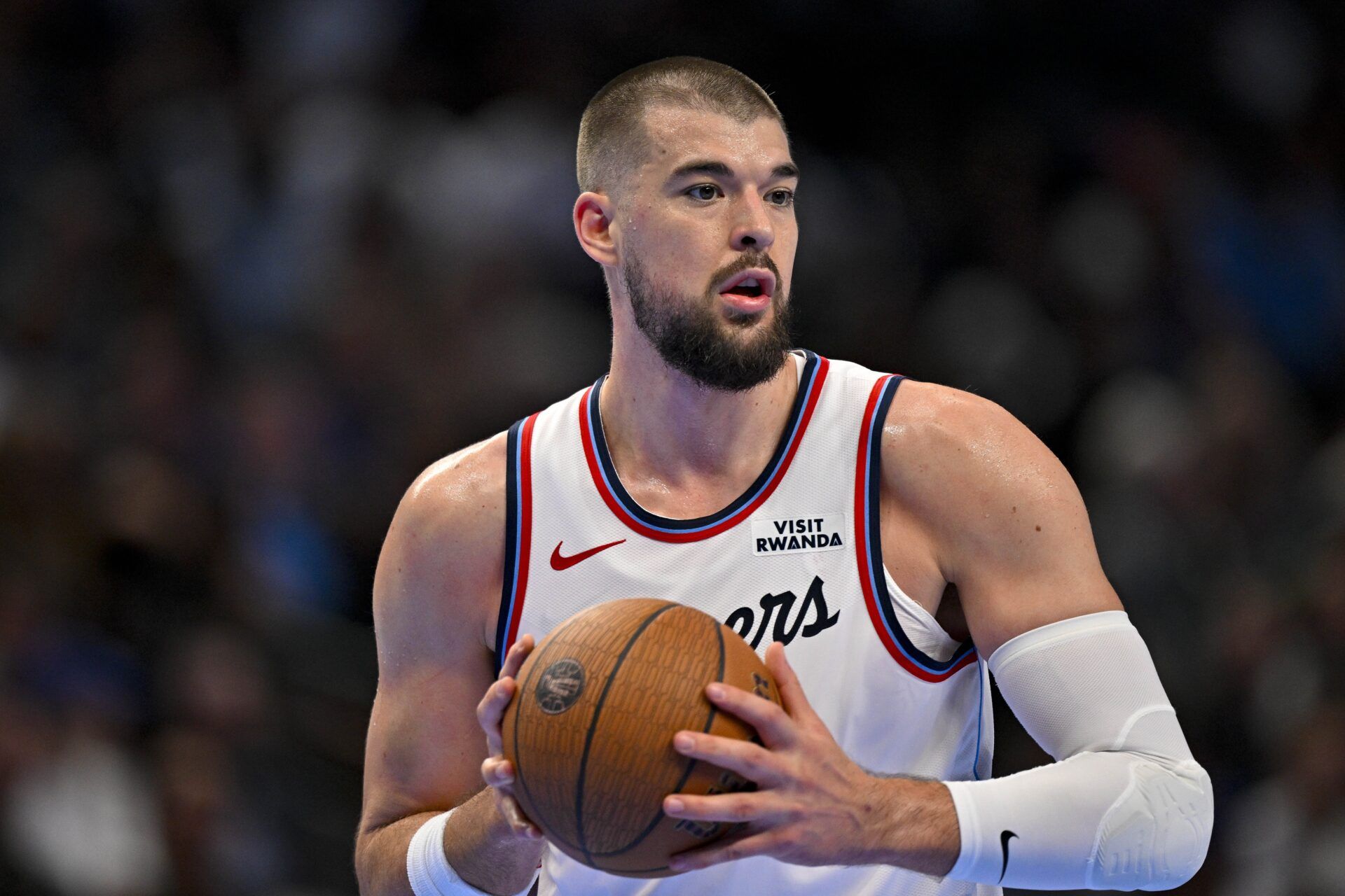 LA Clippers center Ivica Zubac (40) looks to pass the ball during the second quarter against the Dallas Mavericks in an NBA Cup game at the American Airlines Center.