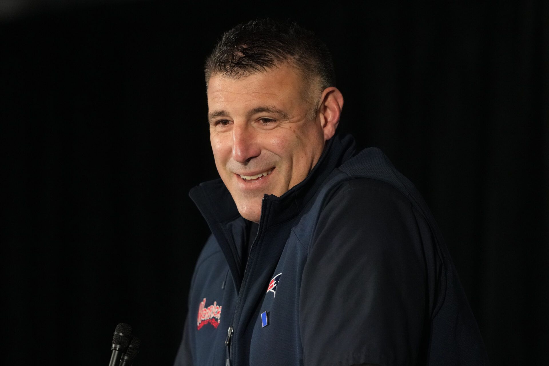 New England Patriots head coach Mike Vrabel talks to media members at the Santa Clara Marriott.