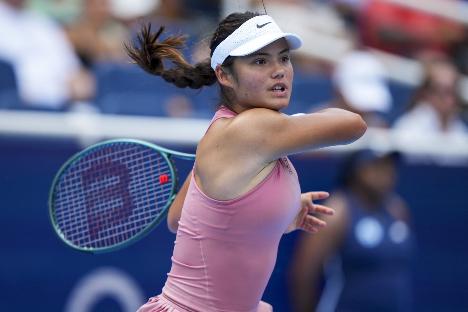 Emma Raducanu (GBR) returns a shot against Aryna Sabalenka (BLR) during the Cincinnati Open at the Lindner Family Tennis Center.