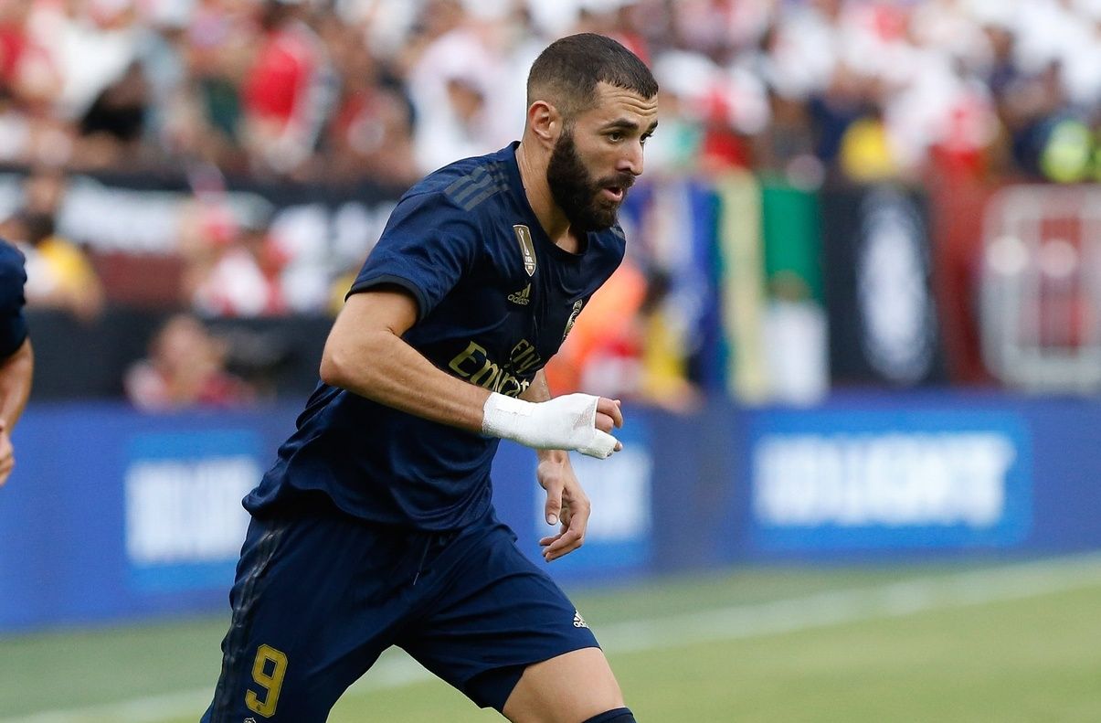 Real Madrid forward Karim Benzema (9) dribbles the ball in front of Real Madrid forward Lucas Vazquez (17) against Arsenal in the International Champions Cup soccer series at FedEx Field. Real Madrid won 2-2 (3-2 pen.).