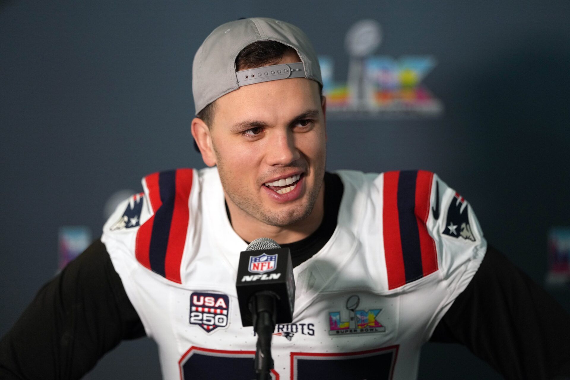 New England Patriots tight end Hunter Henry (85) talks to media members at the Santa Clara Marriott.