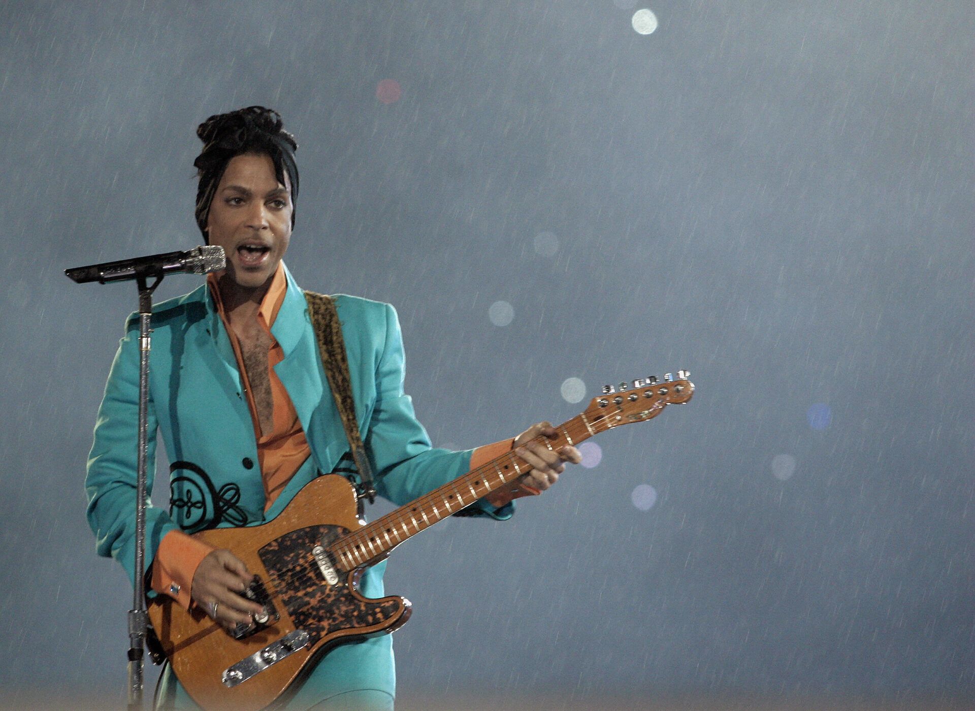 Miami, UNITED STATES: US musician Prince performs during half-time 04 February 2007 at Super Bowl XLI at Dolphin Stadium in Miami between the Chicago Bears and the Indianapolis Colts.     AFP PHOTO/Jeff HAYNES (Photo credit should read JEFF HAYNES/AFP via Getty Images)