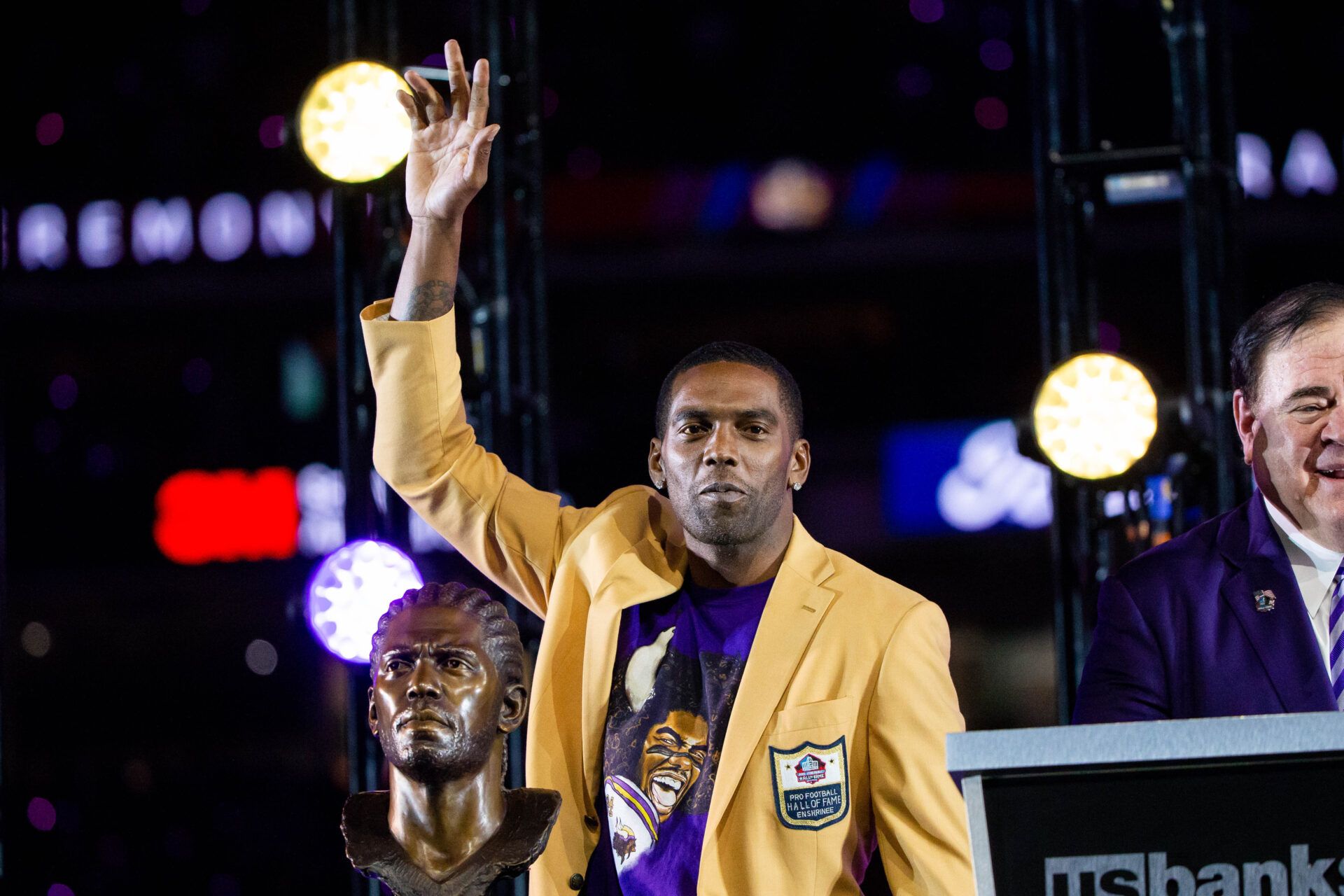 Minnesota Vikings former player Randy Moss accepts his hall of fame induction ring at halftime in a game against the Green Bay Packers at U.S. Bank Stadium.