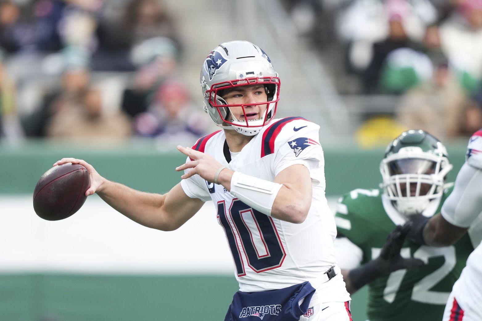 New England Patriots quarterback Drake Maye (10) passes against the New York Jets during the first quarter of the game at MetLife Stadium.