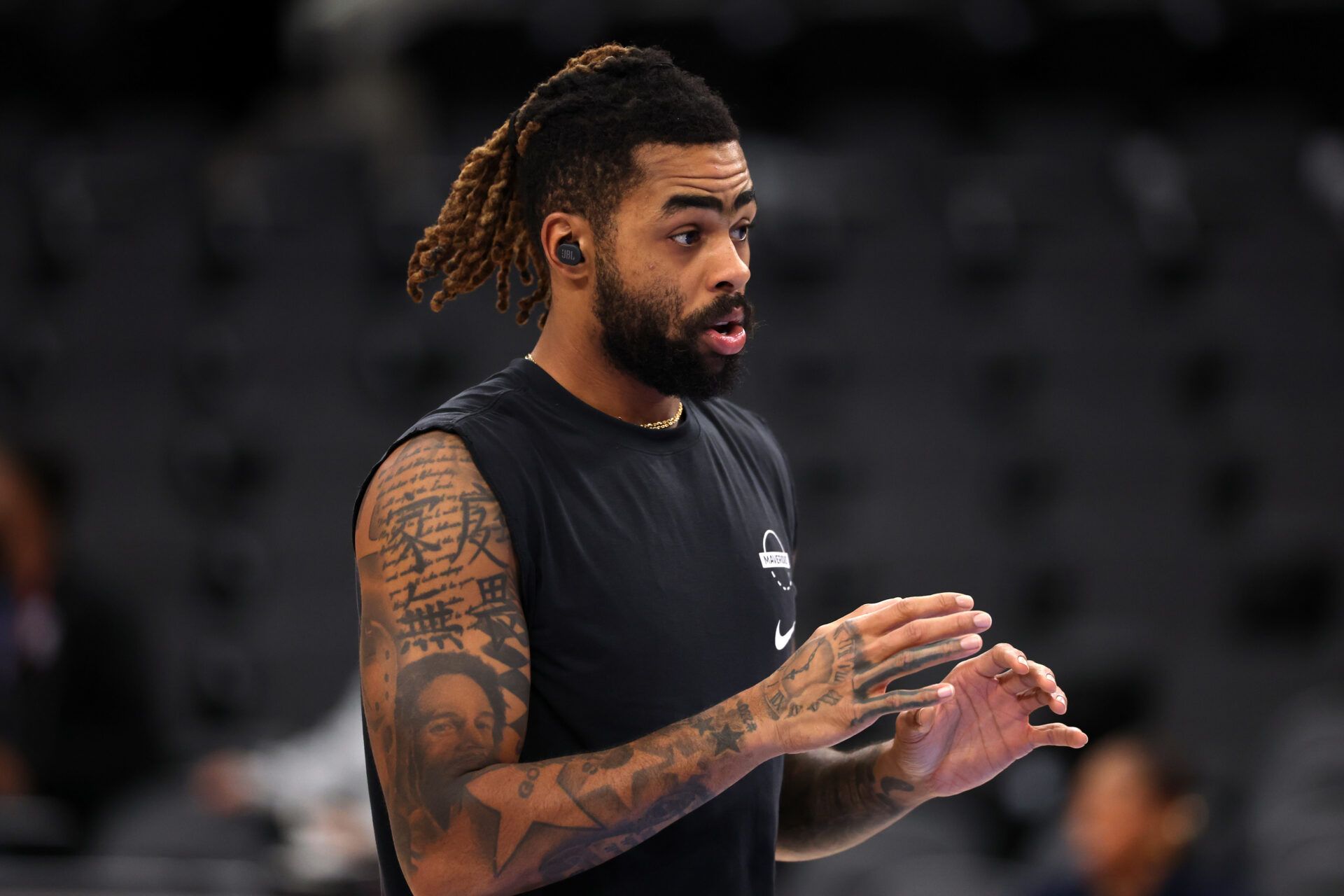Dallas Mavericks guard D'Angelo Russell (5) warms up prior to the game against the Los Angeles Clippers at Intuit Dome.