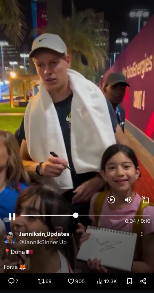 Jannik Sinner signs autographs in Doha (via @JannikSinner_up on X)