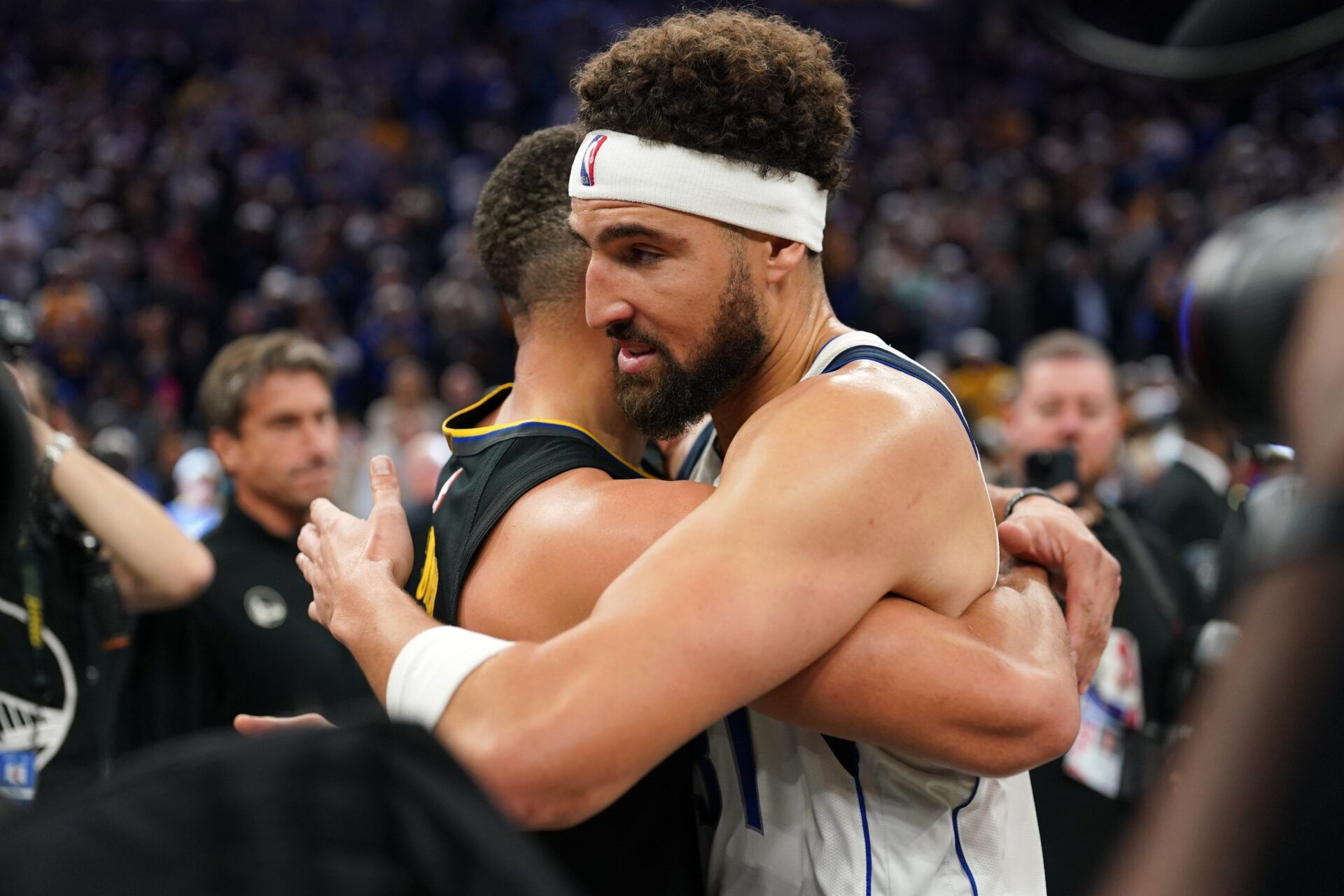 Dallas Mavericks guard Klay Thompson (31) hugs Golden State Warriors guard Stephen Curry (30) after a game at the Chase Center.