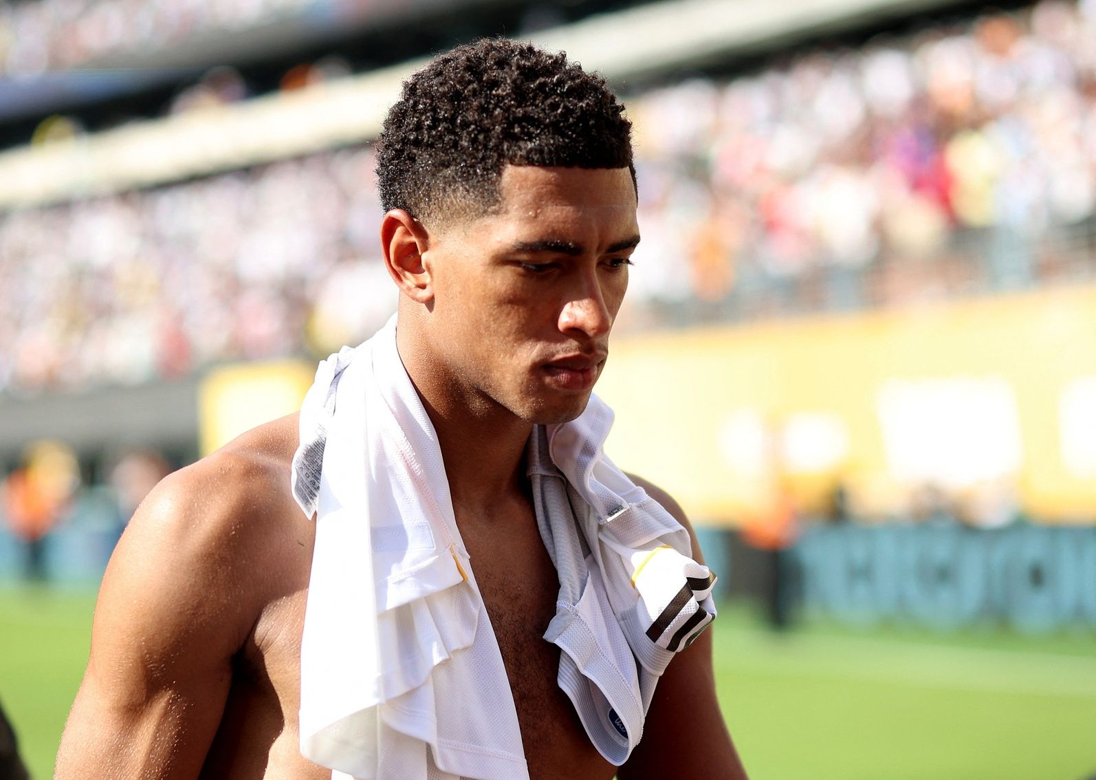 [Subscription Customers Only] Jul 9, 2025; East Rutherford, New Jersey, USA; Real Madrid CF midfielder Jude Bellingham (5) looks dejected after a semifinal match of the 2025 FIFA Club World Cup at MetLife Stadium.