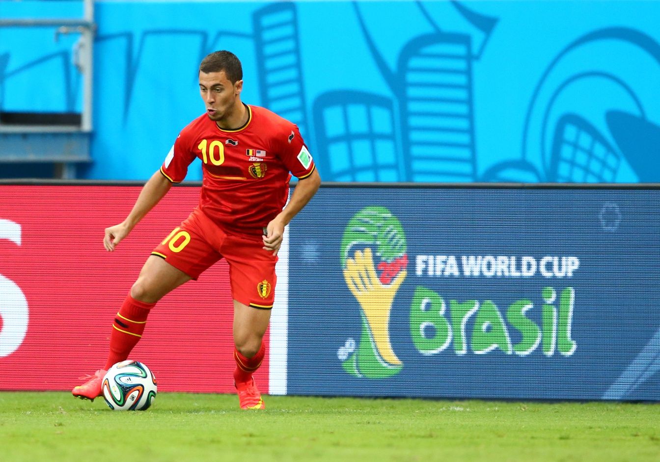 Belgium midfielder Eden Hazard (10) controls the ball in the first half against USA during the round of sixteen match in the 2014 World Cup at Arena Fonte Nova. Belgium defeated USA 2-1 in overtime.