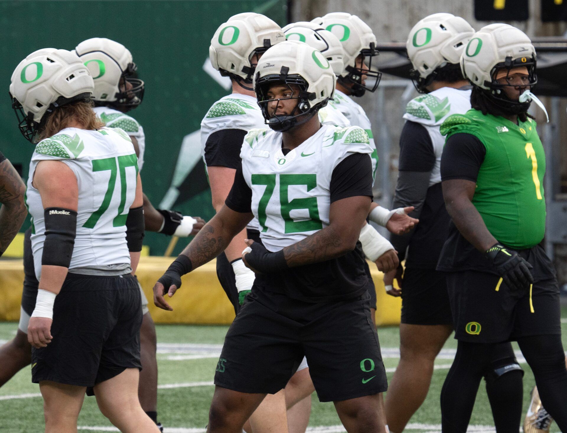 Oregon’s Isaiah World, center, works out with the team during a practice session before the first-round CFP game against James Madison.