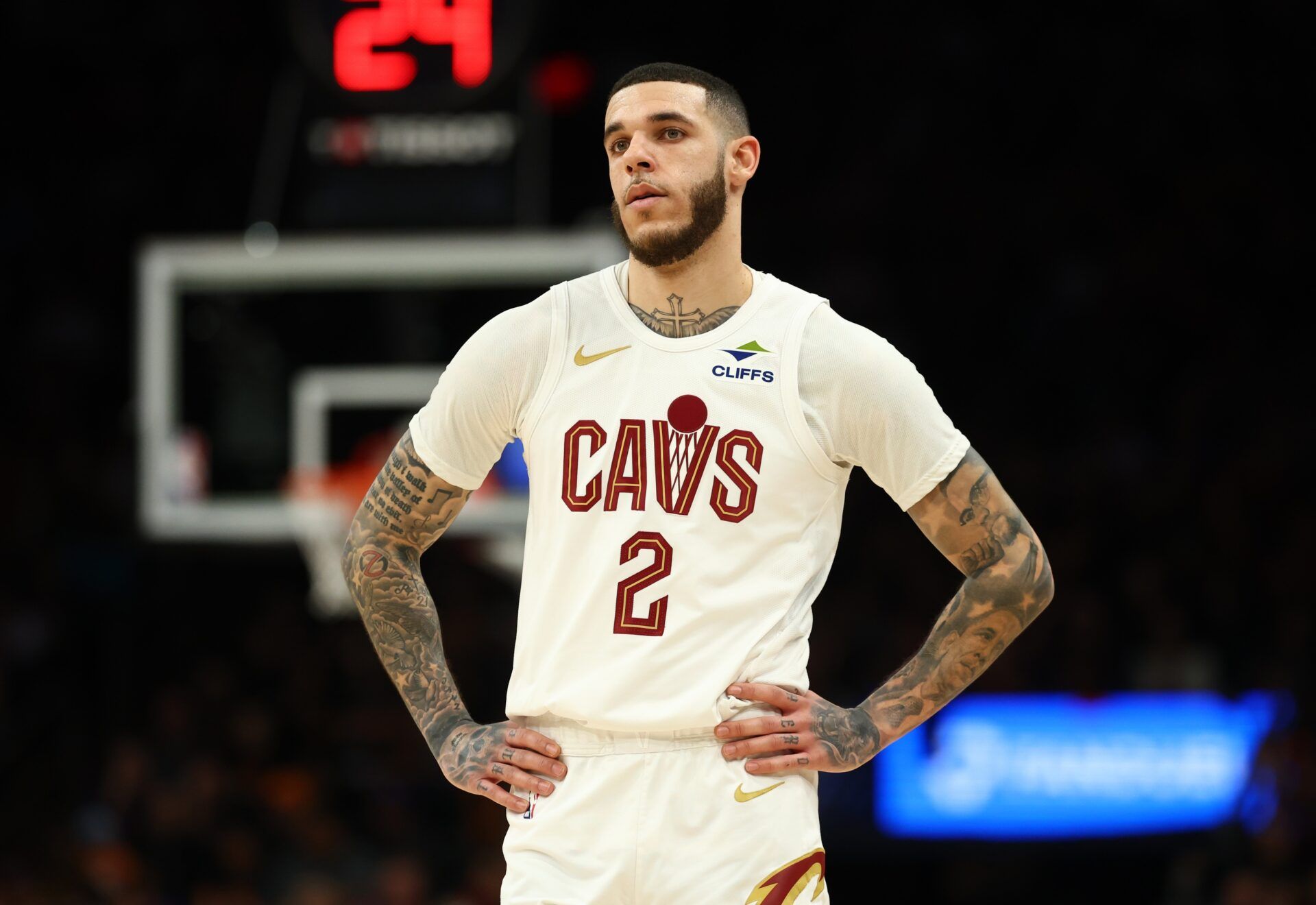 Cleveland Cavaliers guard Lonzo Ball (2) against the Phoenix Suns at Mortgage Matchup Center.