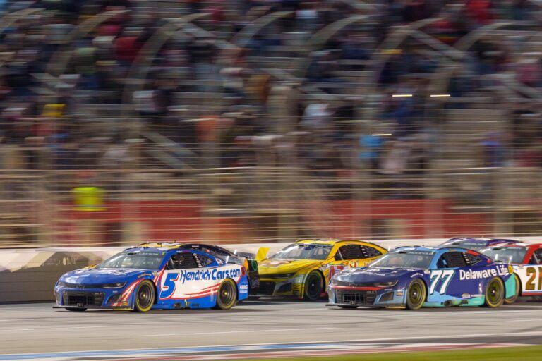Kyle Larson (5) fights for position during the final laps at Atlanta Motor Speedway.