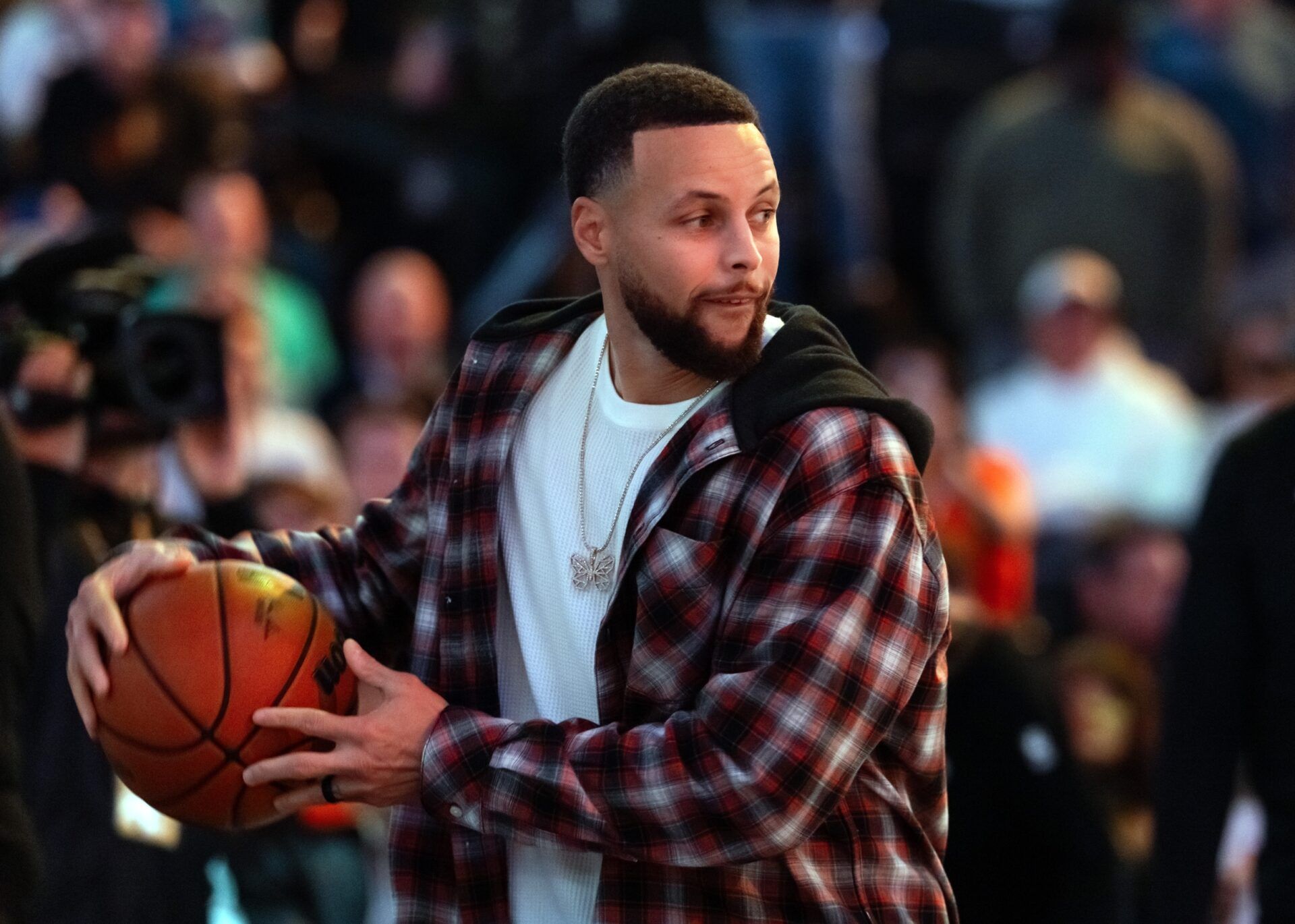 Stephen Curry Injury Update: Warriors Star Faces Uncertain Return with Recurring Knee Issue