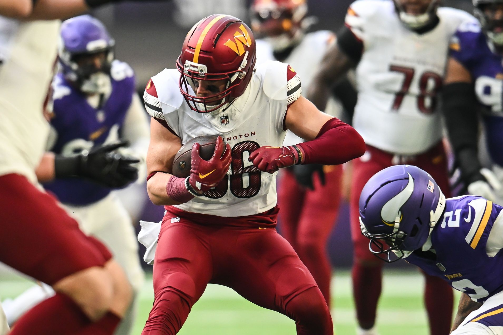 Washington Commanders tight end Zach Ertz (86) makes a catch against the Minnesota Vikings during the second half at U.S. Bank Stadium.