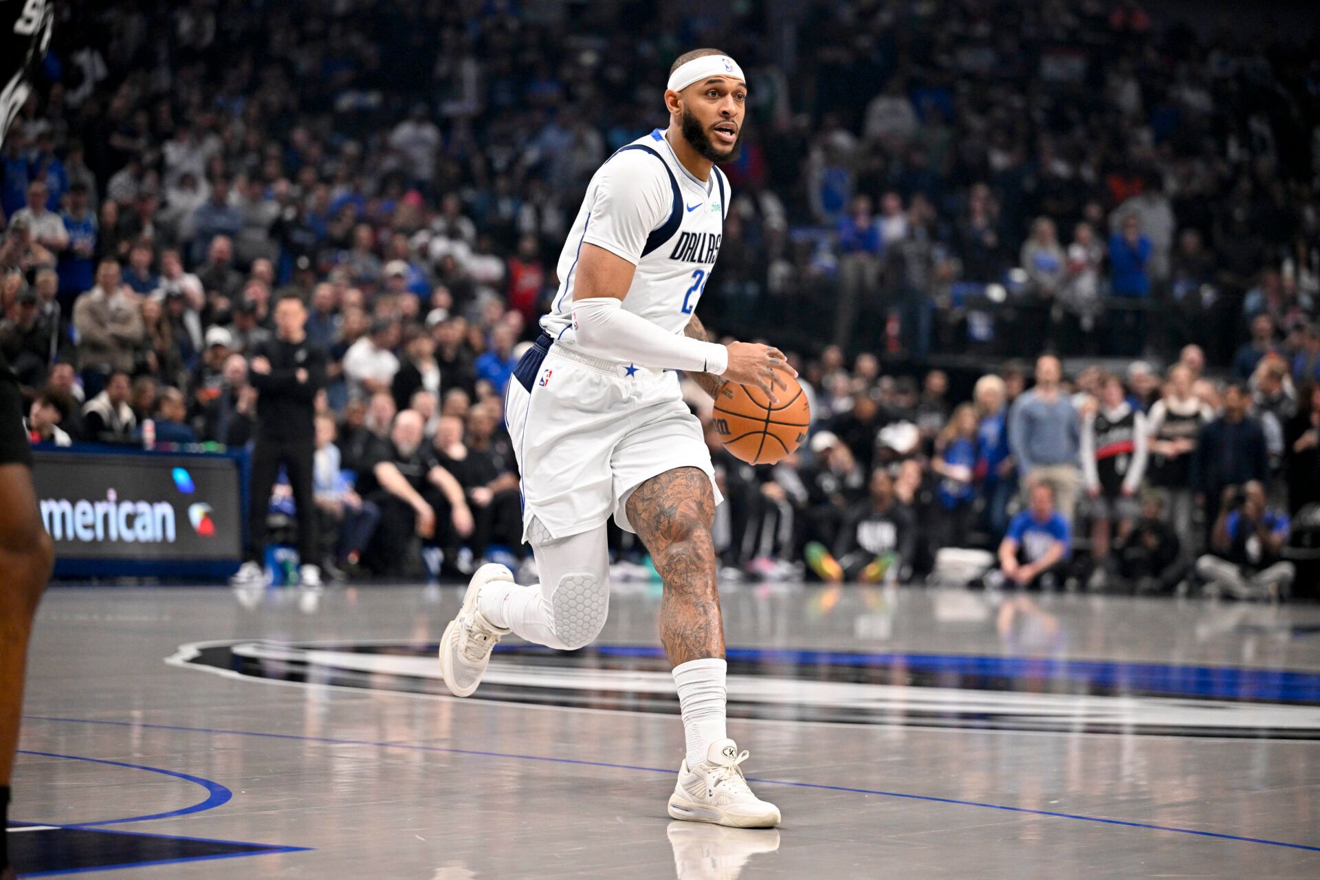 Dallas Mavericks forward Daniel Gafford (21) brings the ball up court against the San Antonio Spurs during the first quarter at the American Airlines Center.