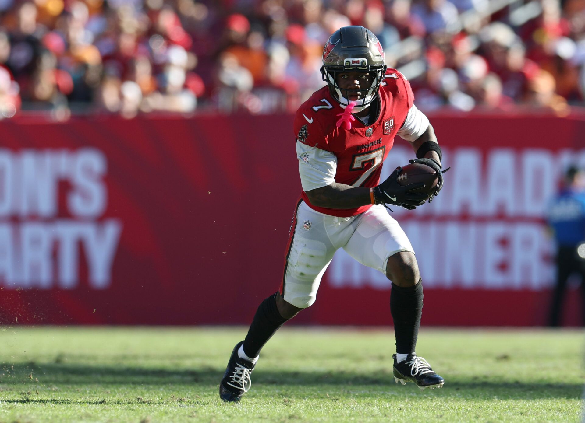 Tampa Bay Buccaneers running back Bucky Irving (7) runs during the second half against the Arizona Cardinals at Raymond James Stadium.