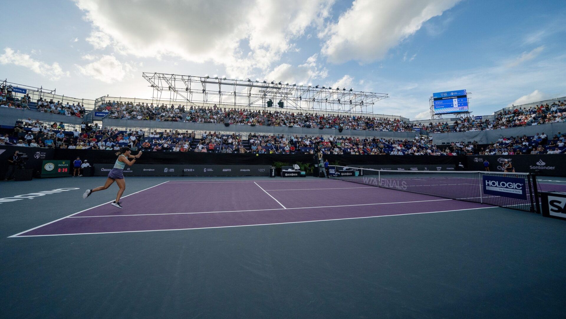 General view of the court for the Iga Swiatek (POL) and Jessica Pegula (USA) match on day nine of the GNP Saguaros WTA Finals Cancun.