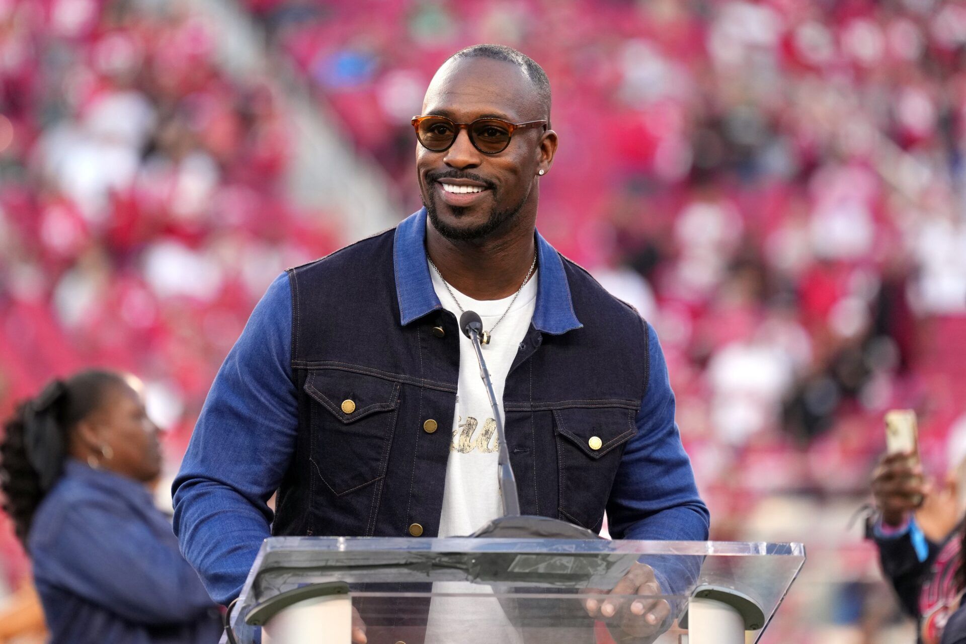 San Francisco 49ers former tight end Vernon Davis speaks during the 49ers hall of fame ceremony during halftime against the New York Jets at Levi's Stadium.