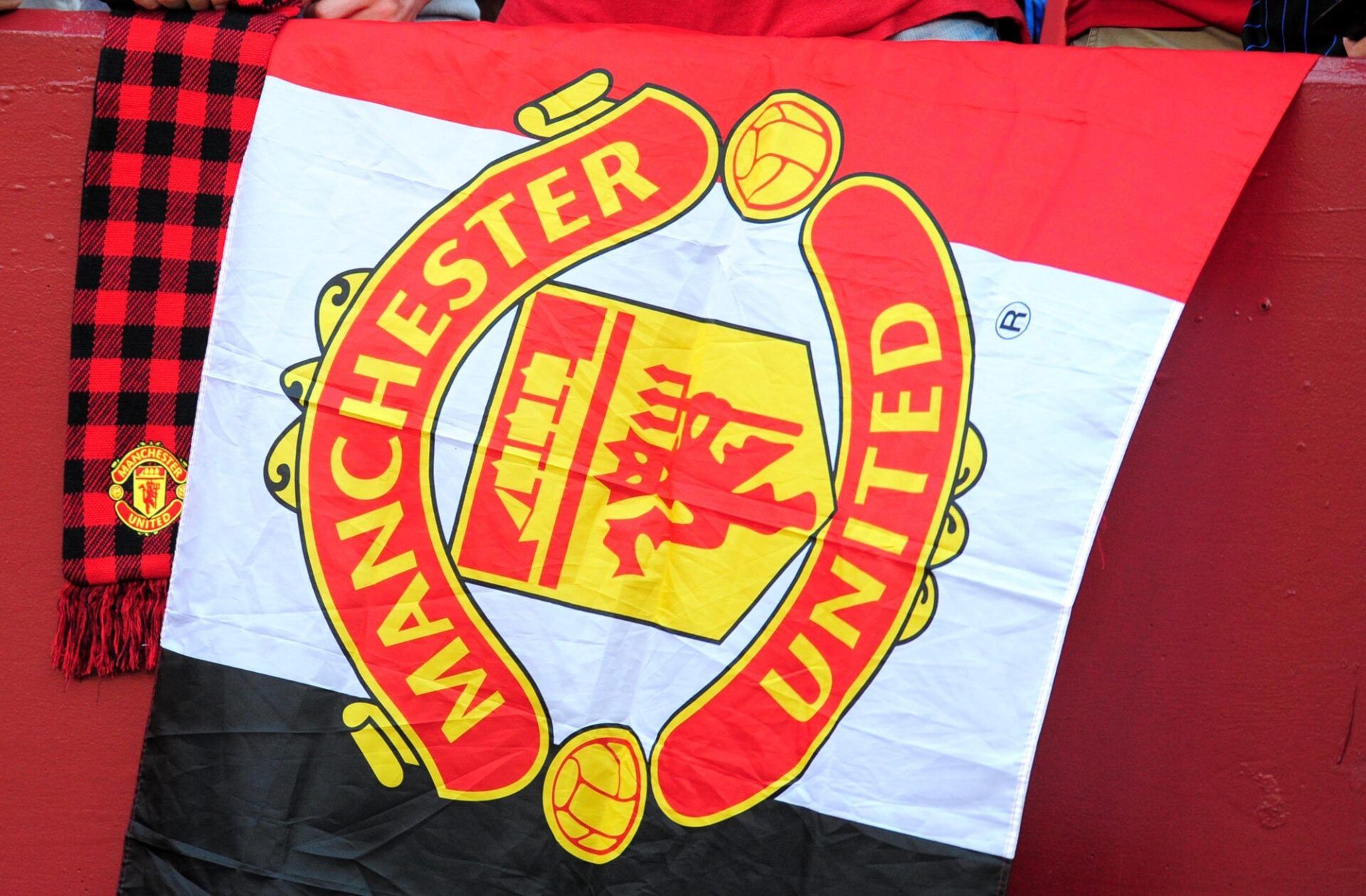 Fans hang a flag prior to the match between Inter Milan and Manchester United at FedEx Field.