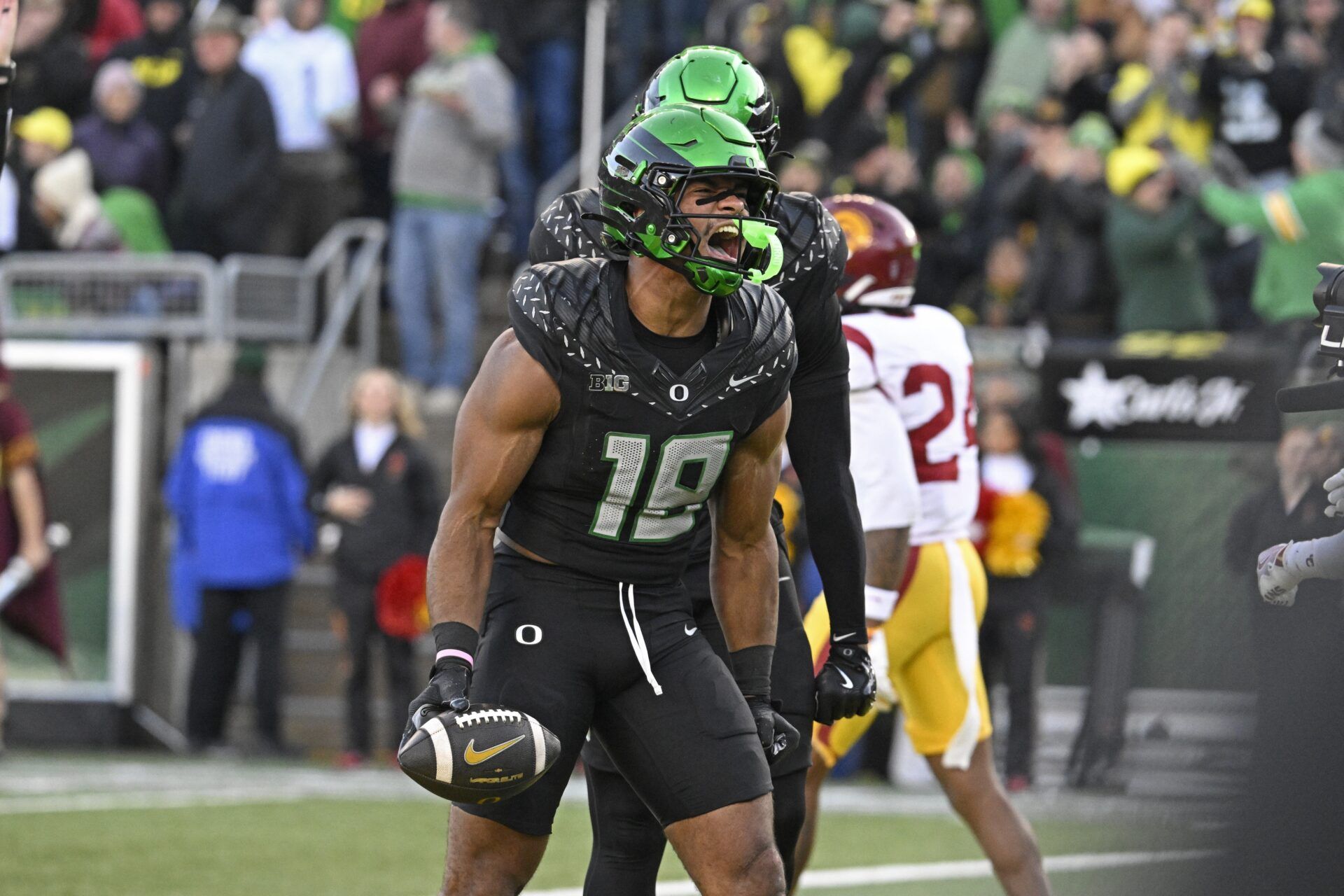 Oregon Ducks tight end Kenyon Sadiq (18) celebrates against the Southern California Trojans during the second half at Autzen Stadium.