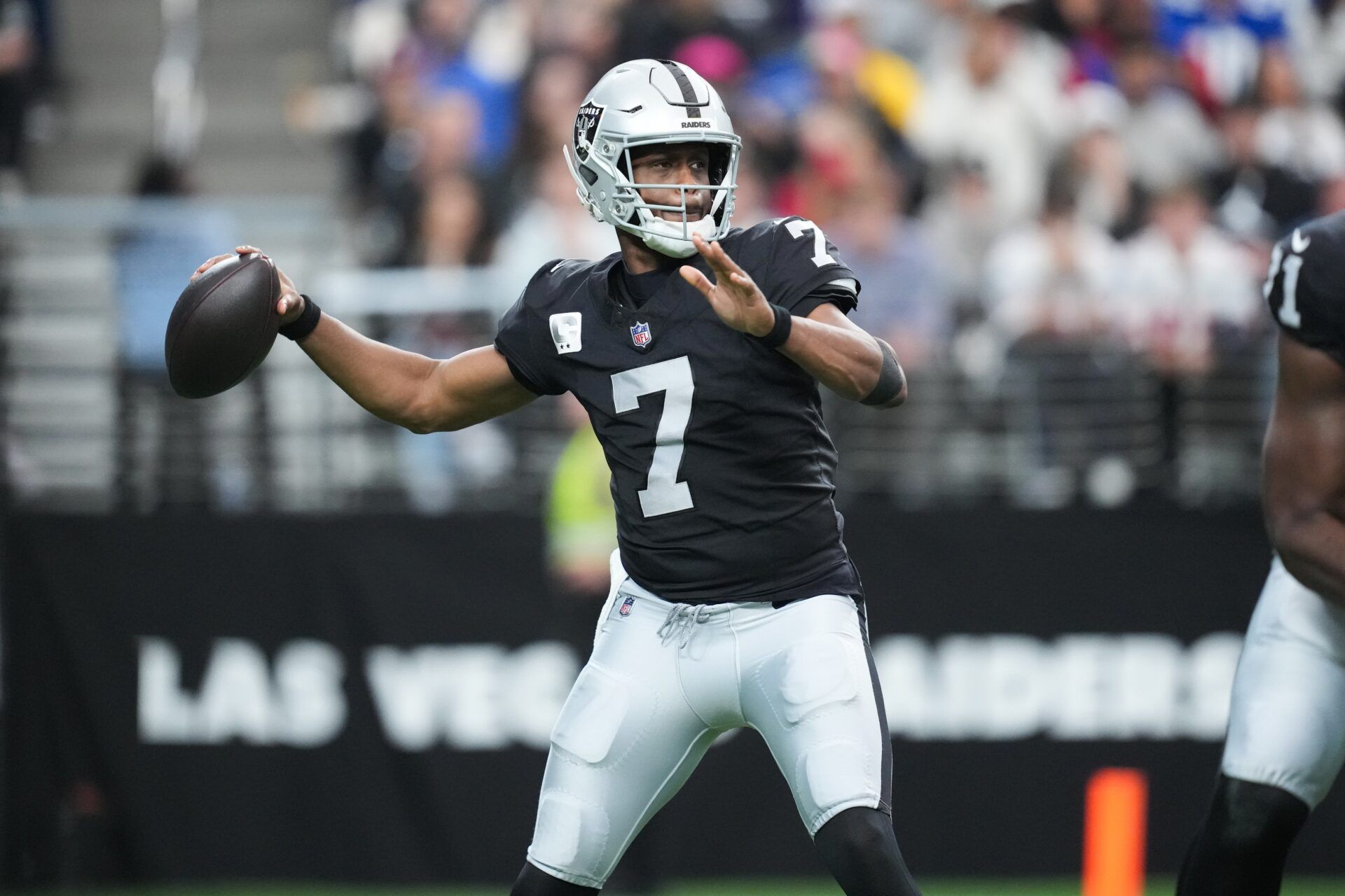 Las Vegas Raiders quarterback Geno Smith (7) looks to throw in the first quarter against the New York Giants at Allegiant Stadium.