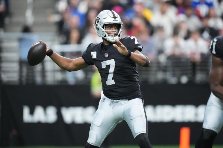 Las Vegas Raiders quarterback Geno Smith (7) looks to throw in the first quarter against the New York Giants at Allegiant Stadium.