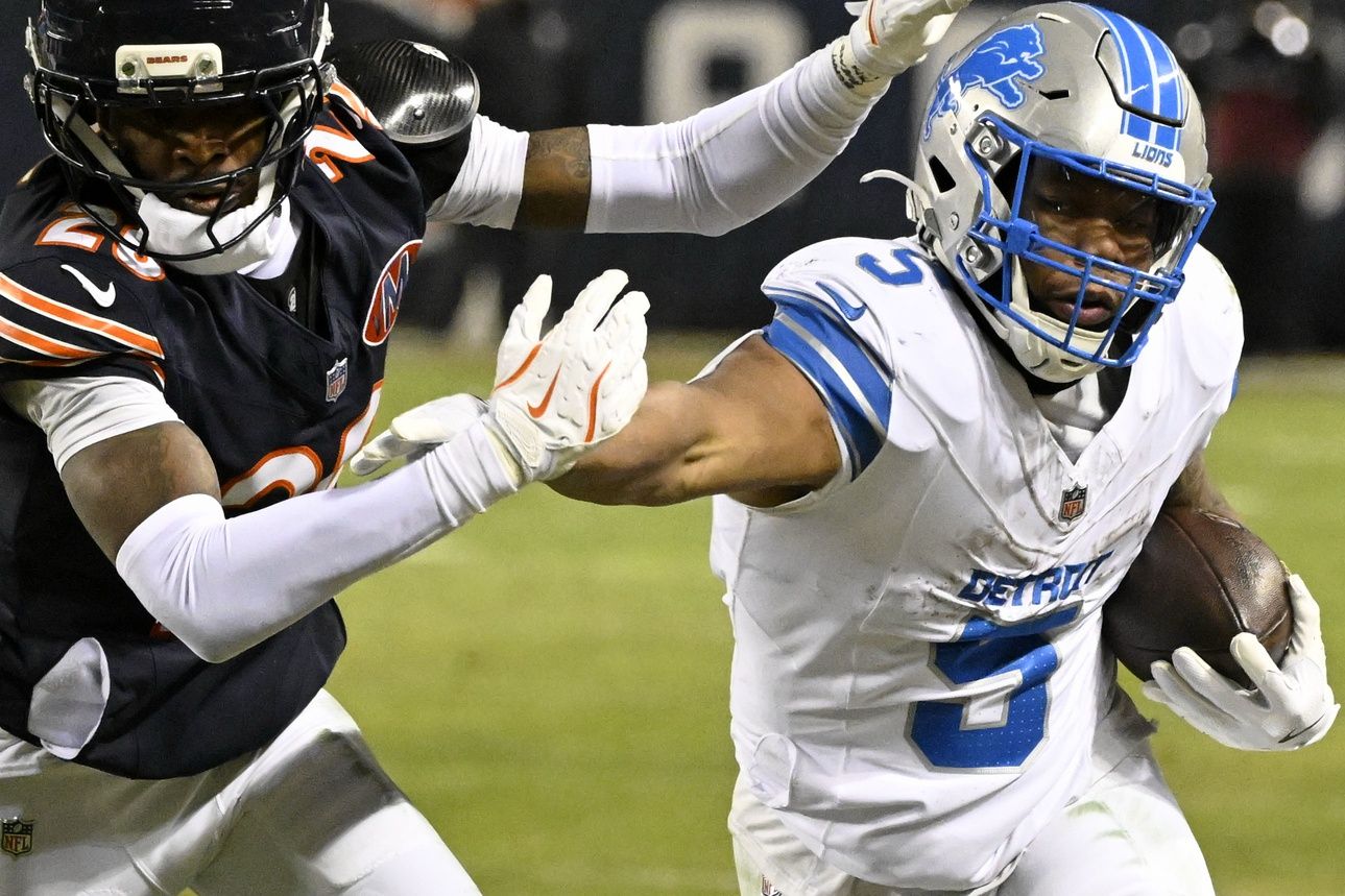 Detroit Lions running back David Montgomery (5) runs with the ball against Chicago Bears cornerback Nahshon Wright (26) during the second half at Soldier Field.