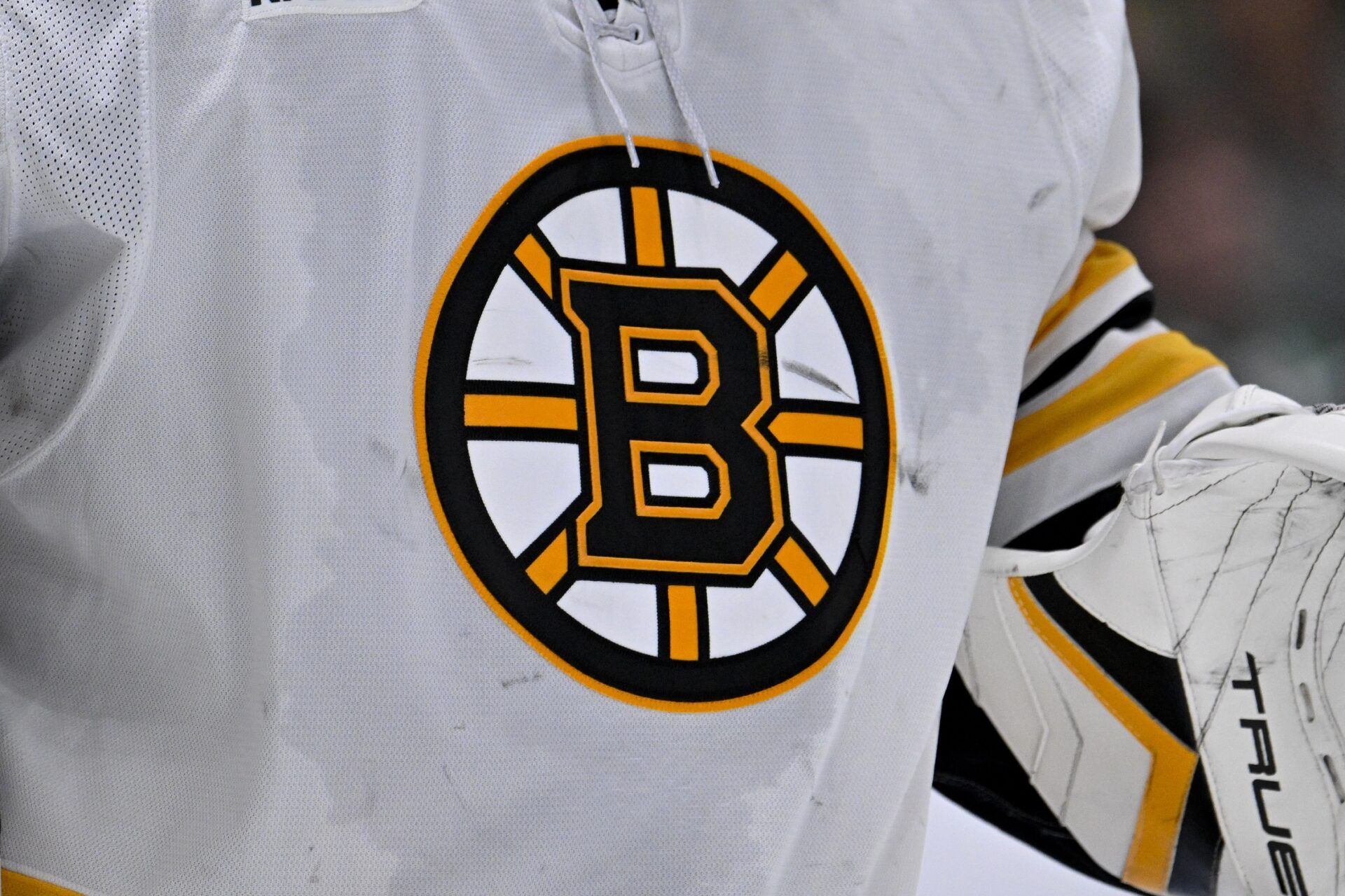 A view of the Bruins logo on the jersey of Boston Bruins goaltender Jeremy Swayman (1) during the game between the Dallas Stars and the Boston Bruins at the American Airlines Center.