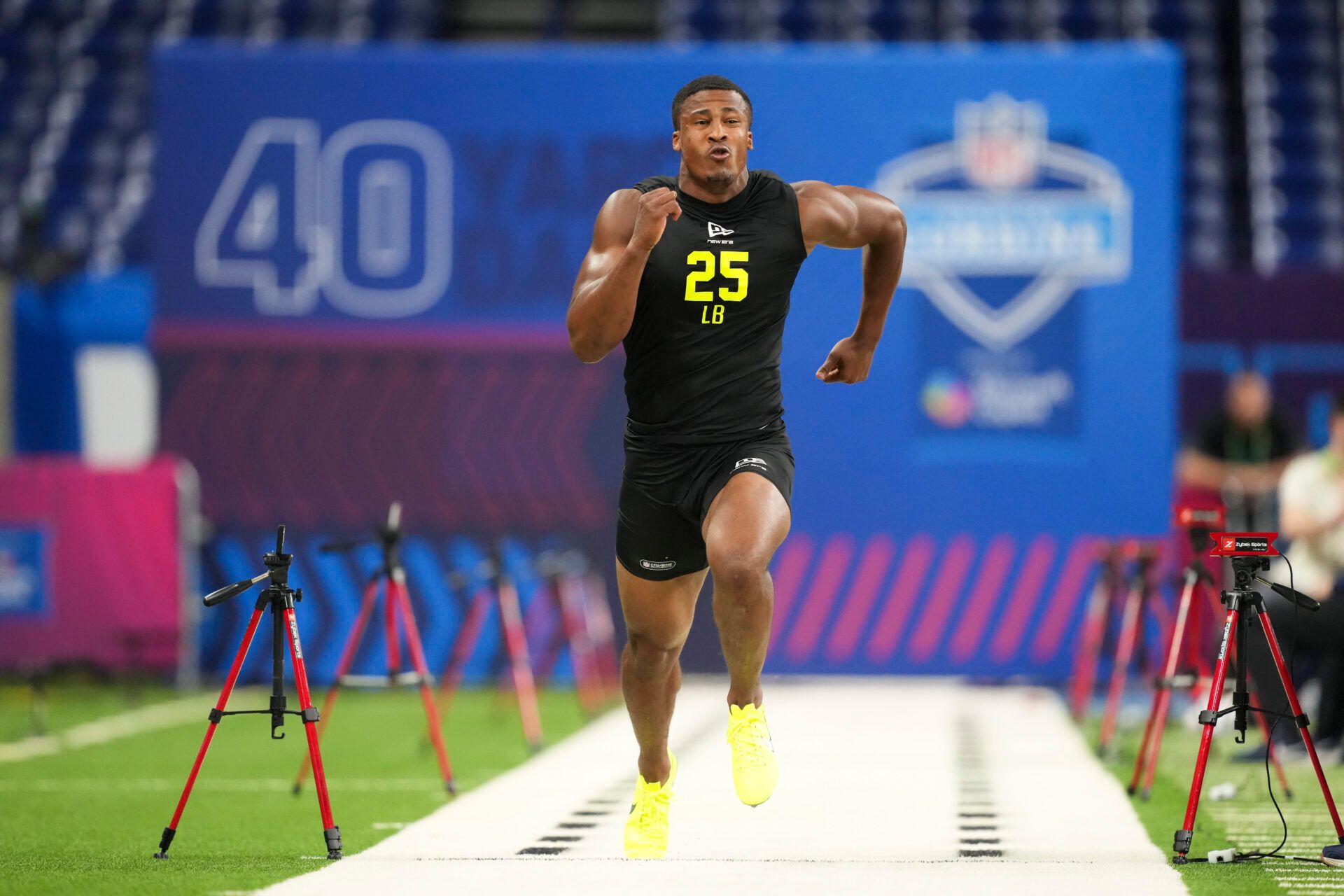 Ohio State linebacker Sonny Styles (LB25) runs the 40-yard dash during the NFL Scouting Combine  at Lucas Oil Stadium.